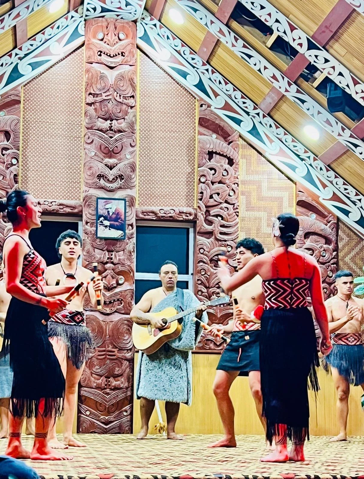 Spectacle culturel maori authentique et hāngī dans un village traditionnel. Visites culturelles par Great North Tours.