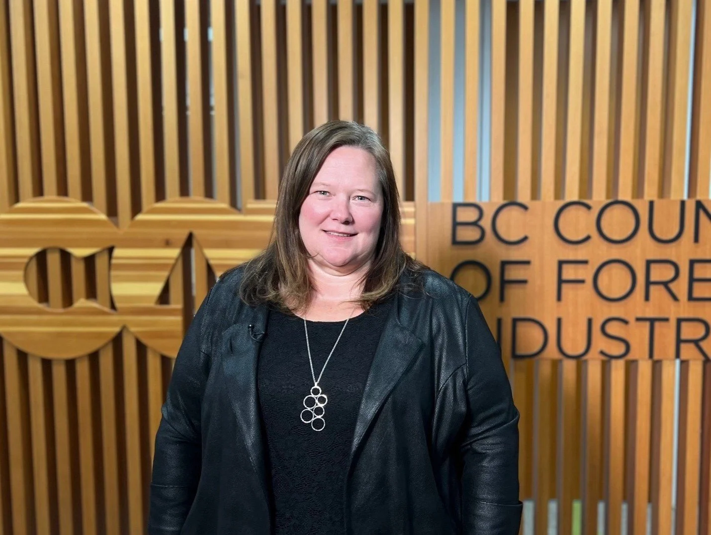 La foresterie est « le pilier des économies et des services locaux », déclare la cheffe de la direction du COFI, Mme&nbsp;Haakstad