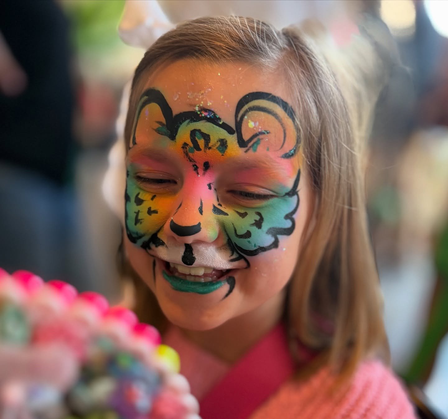 And then there are parties where you have to paint like you are on fire 🔥 28 faces (and some arms, too) in under two hours. 😅 😴 #birminghamalfacepainter #facepainting #goldilocksfacepaints