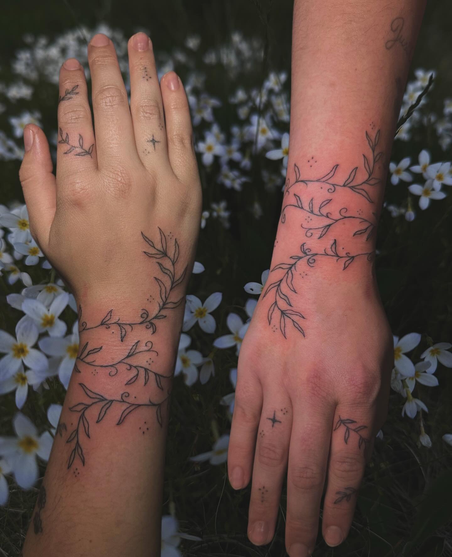 Tats for the fairies 🌱✨ drawn wristlet for my fae client. The finger tattoos are healed 2 months with touchup 
.
.
.
#fingertattoo #vinetattoo #fairytattoo #fairy #fairycore #tattoo #newenglandtattoo #rhodeislandtattoo