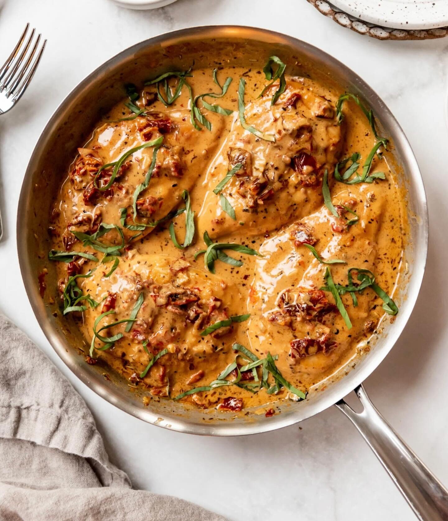 Marry Me Chicken 💍

everybody has been raving about the New York Times featured marry me chicken, so I thought I would come up with a dairy and gluten-free version of it. 

this recipe is super easy to make and full of flavor. The use of coconut mil