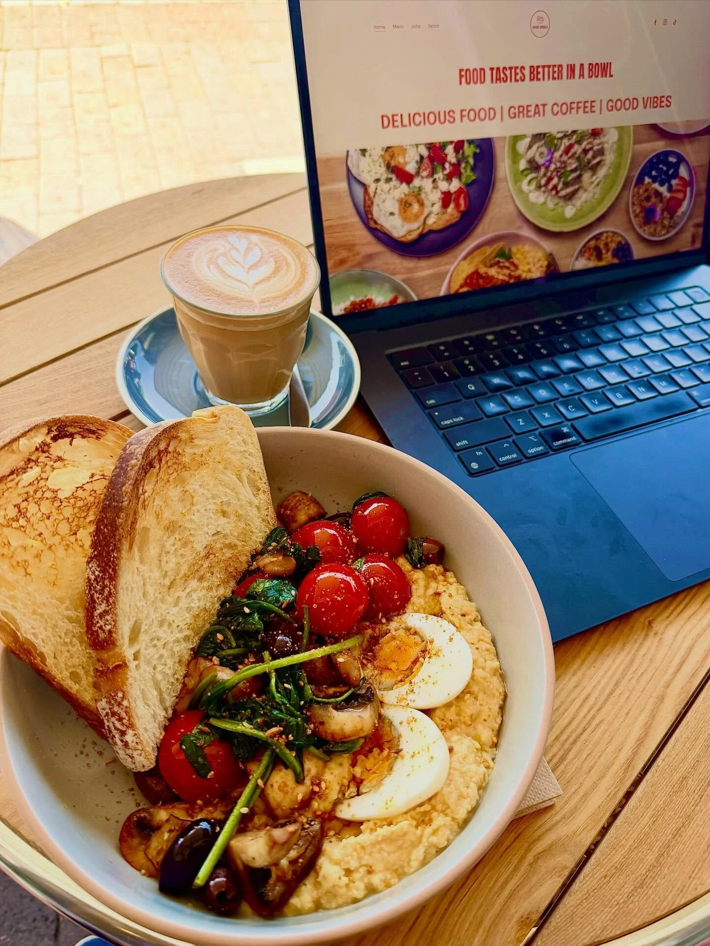 Sunny Weather means a perfect excuse to try our new Mediterranean Breakfast Bowl.  House-made hummus in a healthy breakfast for that small time of the year where Katoomba feels like Kefalonia ☀️