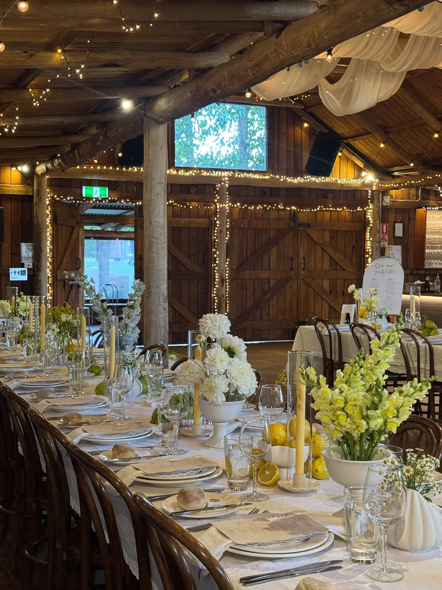 Table moments that haven&rsquo;t made it to the grid yet at the gorgeous Waldara Farm 🤌🏼

Can someone please get fruit styling sooon?!? Absolutely frothed these details 🍐🧚&zwj;♀️

Let&rsquo;s bring your dream florals to life!

Enquire now for 202