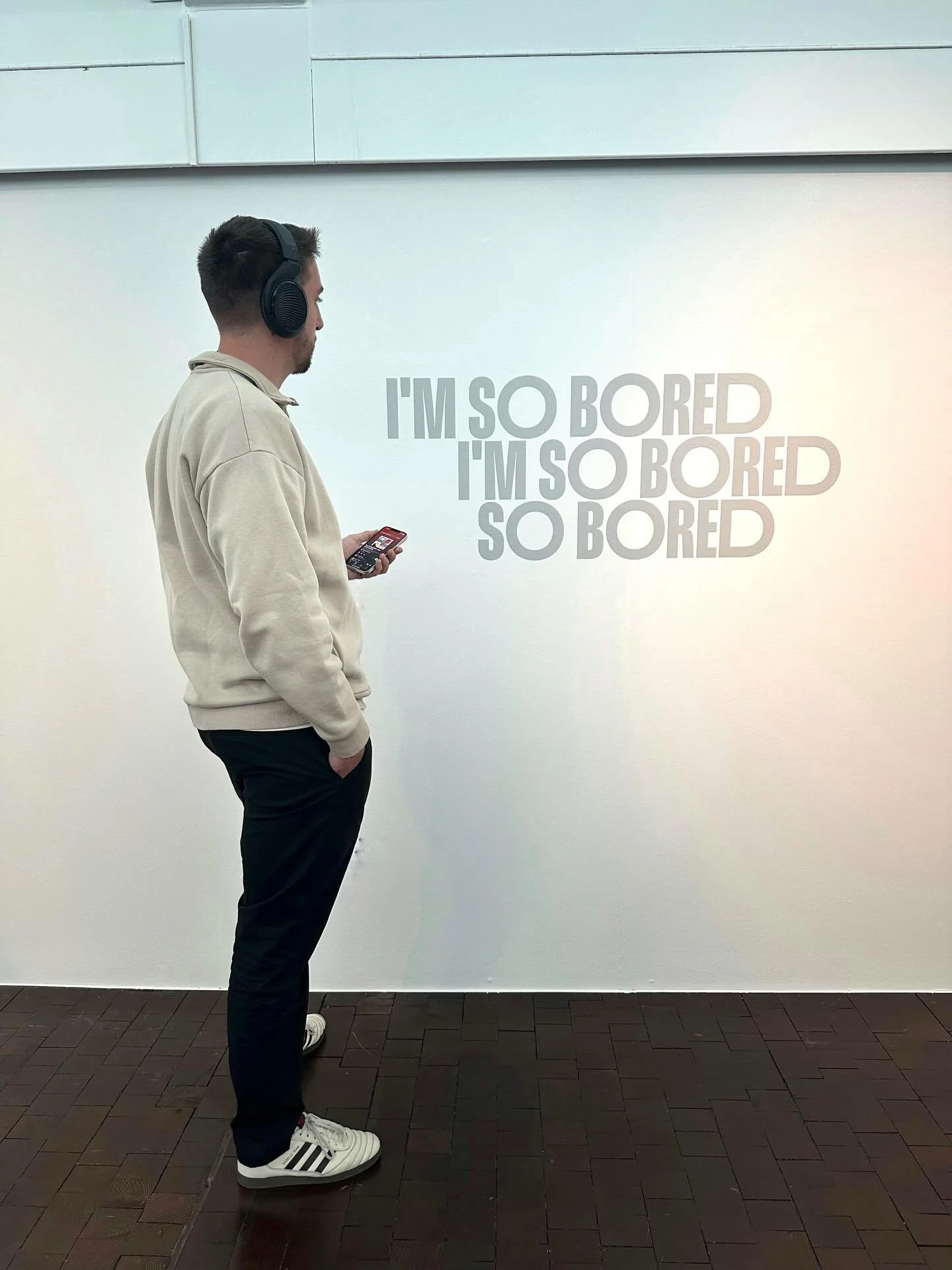 Ratespiel: Welche Songs haben wir als Zitate an unserer Wand stehen? Schreibt es uns in die Kommentare!
 
&Uuml;brigens: Die Songs in unserer Spotify-Playlist sind genauso facettenreich, wie unsere laufende Ausstellung zum Thema Langeweile.

Link in 