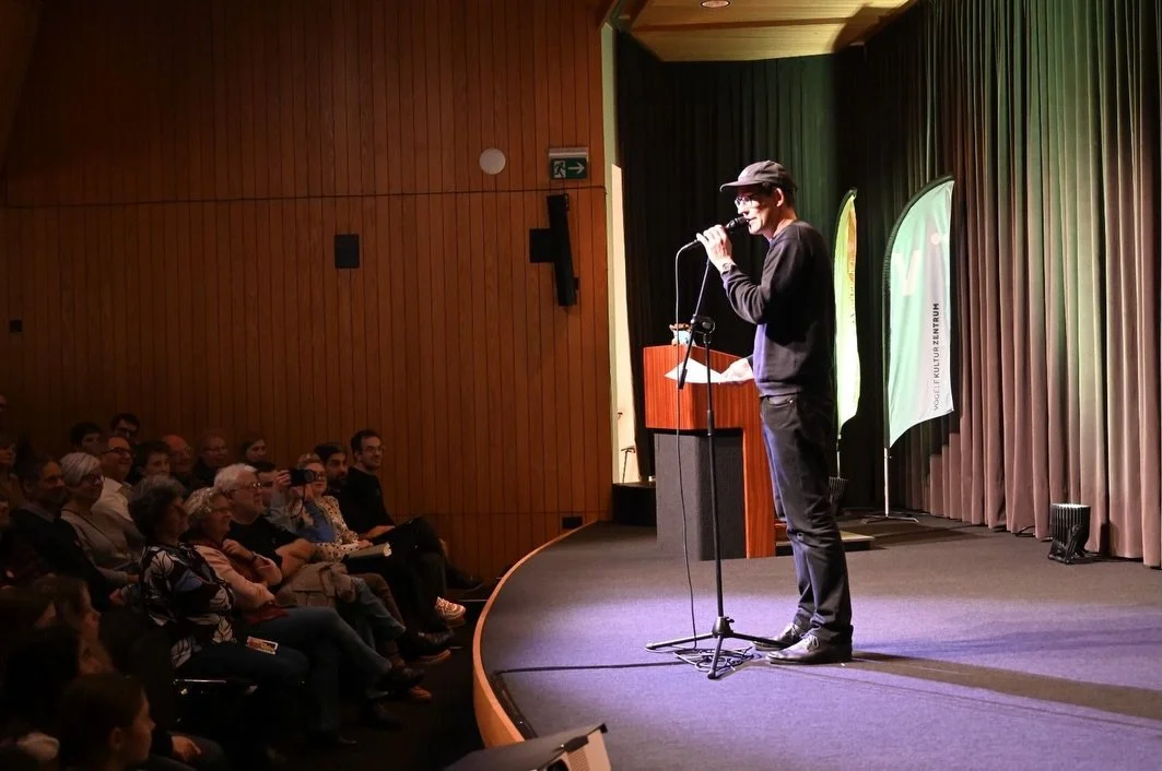 Volles Haus. Starke Worte. Lauter Applaus.

Unser traditioneller Poetry Slam war restlos ausverkauft: rund 130 BesucherInnen, die zuh&ouml;rten, lachten und nachdachten. Worte, unter anderem inspiriert von Werken aus unserer Ausstellung. Texte, die N