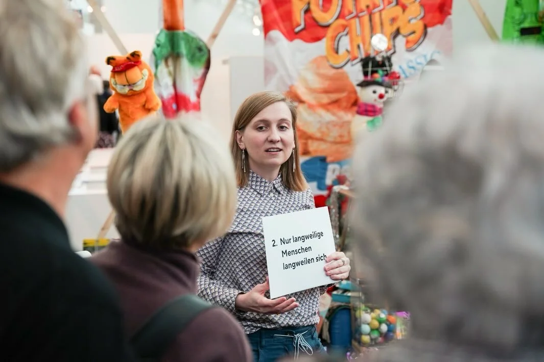 Gemeinsam hinschauen. Gemeinsam weiterdenken.

Unsere F&uuml;hrungen laden dazu ein, Ausstellungen im Dialog zu entdecken. Ob als private Gruppe, mit deinem Team oder mit einer Schulklasse: Wir stimmen jede F&uuml;hrung individuell auf euch ab.

Mal 