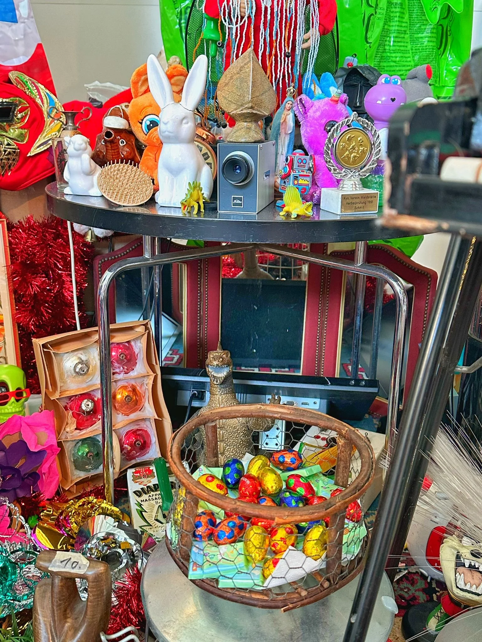 Wo sich Hasen und Ostereier tummeln

In unserer Ausstellung hausen bereits seit L&auml;ngerem einige Langohren. F&uuml;r aufmerksame BesucherInnen wartet derzeit auch die eine oder andere s&uuml;sse &Uuml;berraschungen. Wer genau hinschaut, wird f&uu