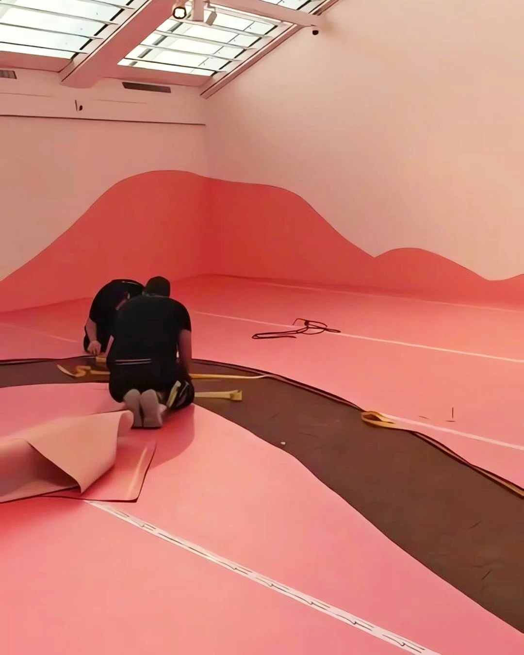 Ein Blick hinter die Kulissen 

Bevor das Zuh&ouml;ren beginnt, wird gemessen, geschraubt und gestrichen. 📏 🪛 🖌️

Dreh- und Angelpunkt ist unsere Haustechnik: Mit dem ganzen Team hat sie die letzte Ausstellung zur&uuml;ckgebaut, jetzt koordiniert 