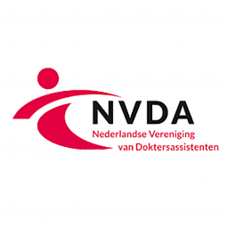 Logo van de Nederlandse Vereniging van Doktersassistenten (NVDA) met een rode en zwarte vorm.