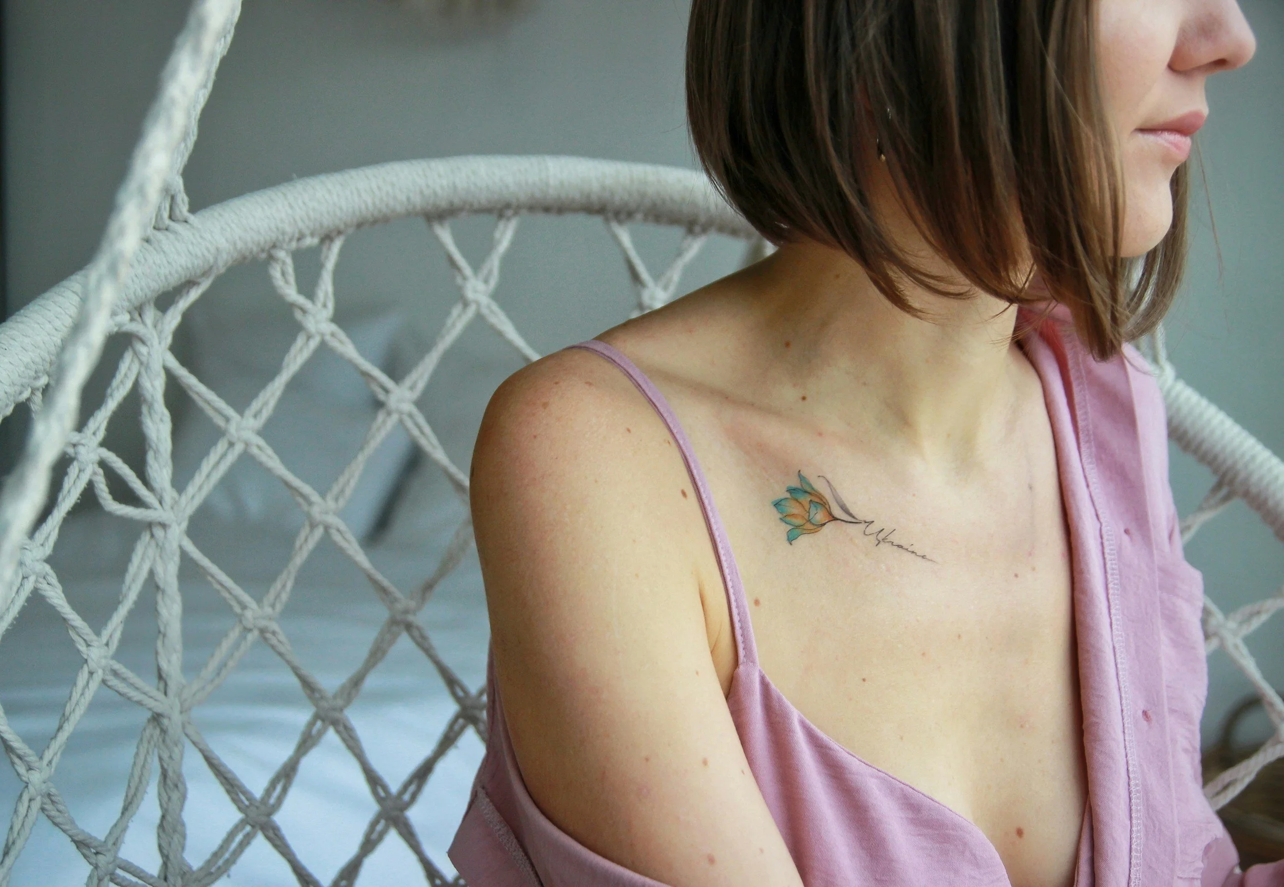 ragazza con tatuaggio