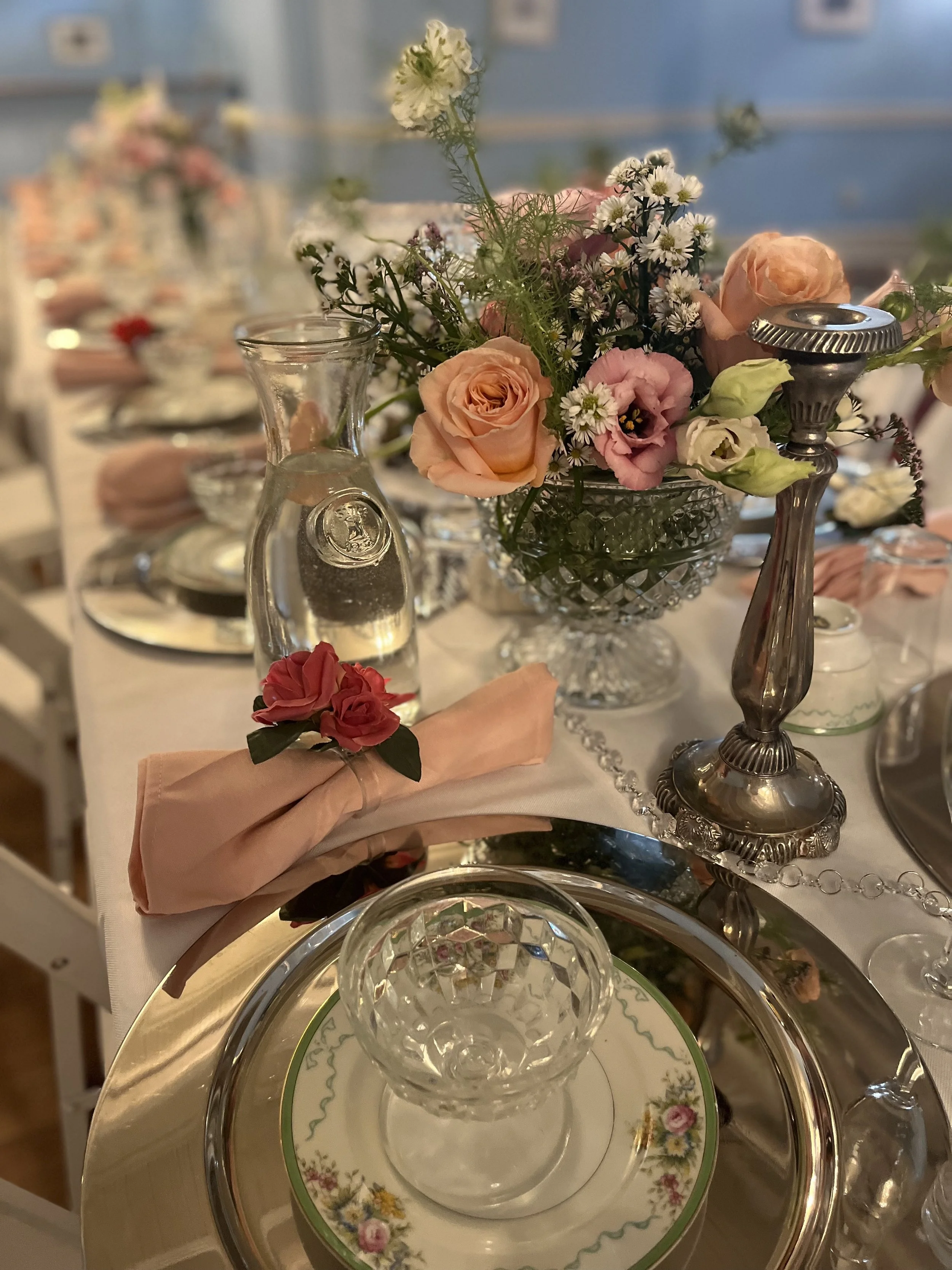 wedding table setting with roses and candlestick merryweather inn bed and breakfast