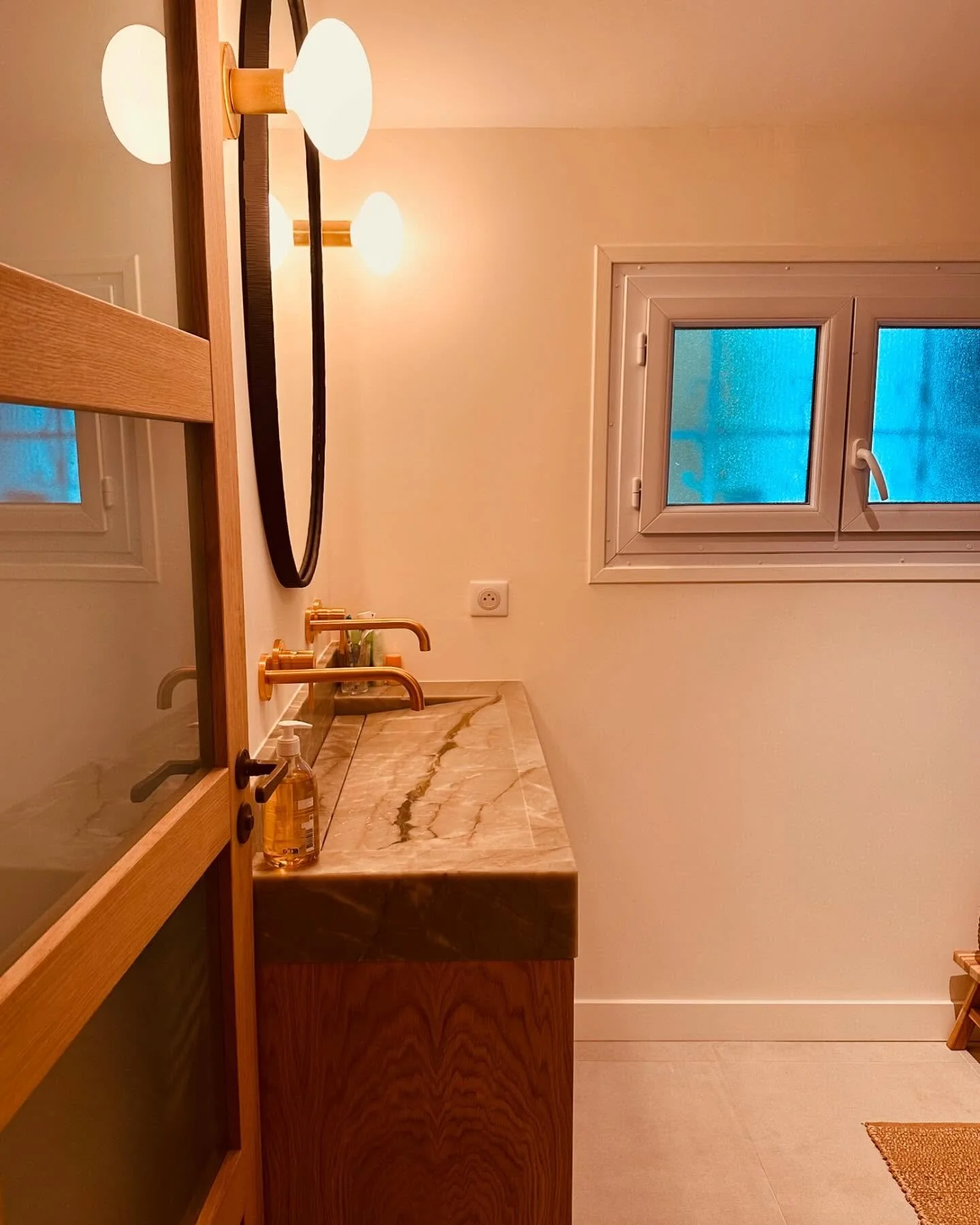 FJ . 

R&eacute;novation, agencement sur mesure 

#surmesure #instadesign #decor #home #design #renovation #travaux #decorationinterieur #color #lighting #biarritz #architecte #inspiration #entreprisegenerale #generalcontractor #homerenovation