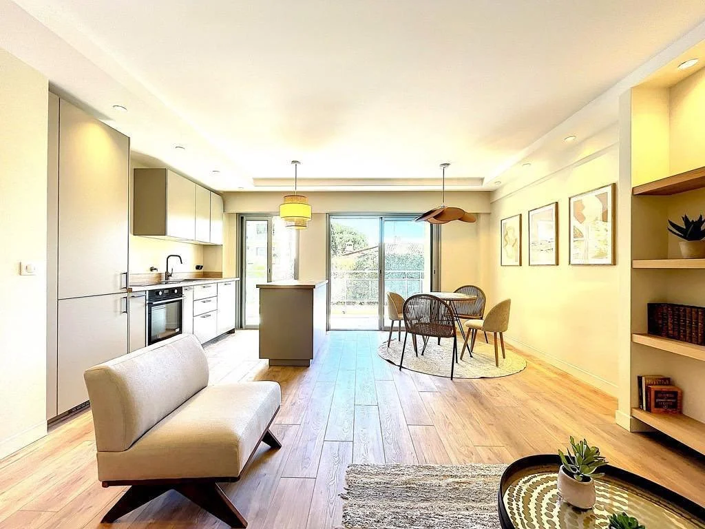 CANNES .

R&eacute;novation 

#surmesure #instadesign #decor #home #design #renovation #travaux #decorationinterieur #color #lighting #biarritz #architecte #inspiration #entreprisegenerale #generalcontractor #homerenovation