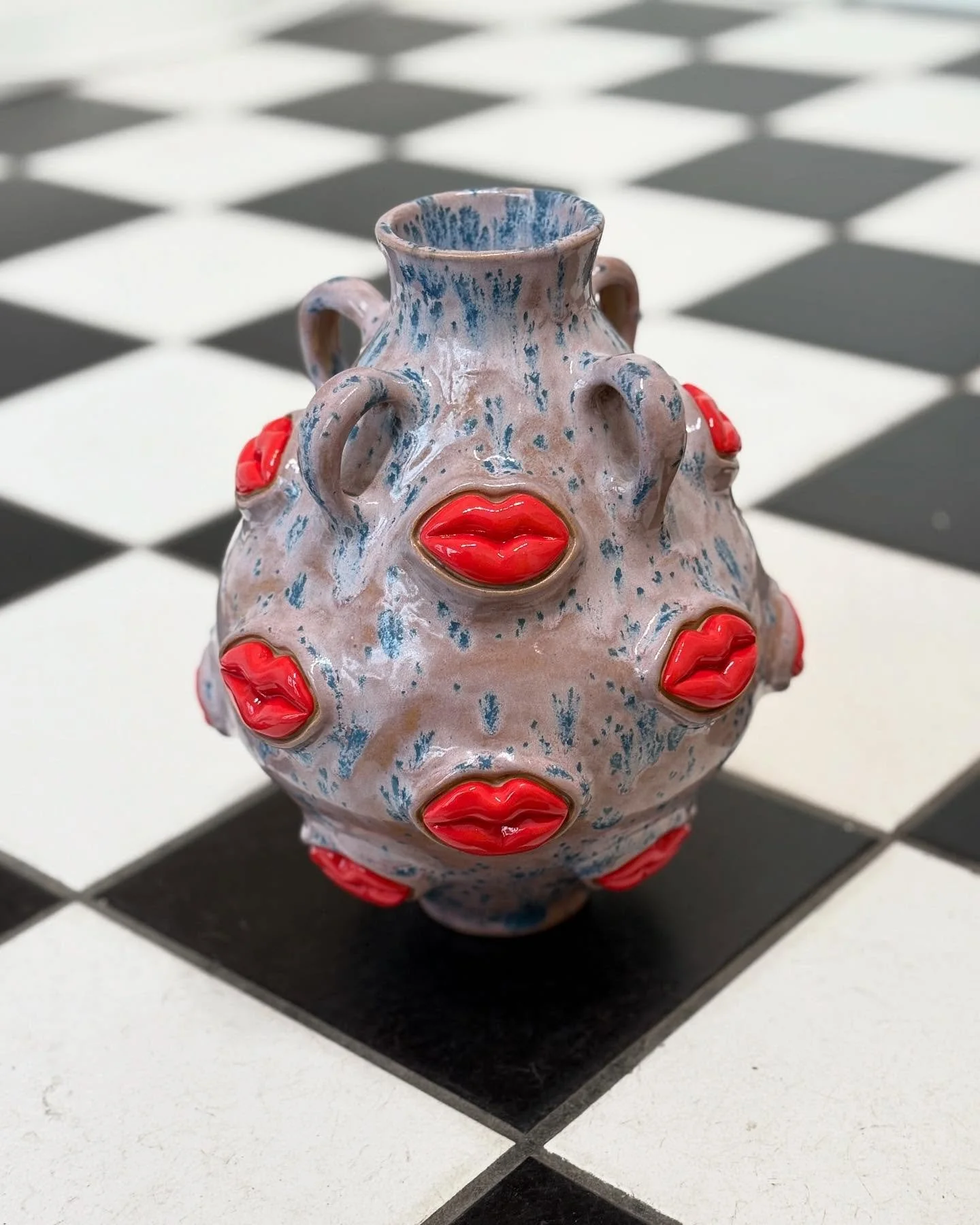 Lip vase with speckled glaze👄
Ca 25 cm