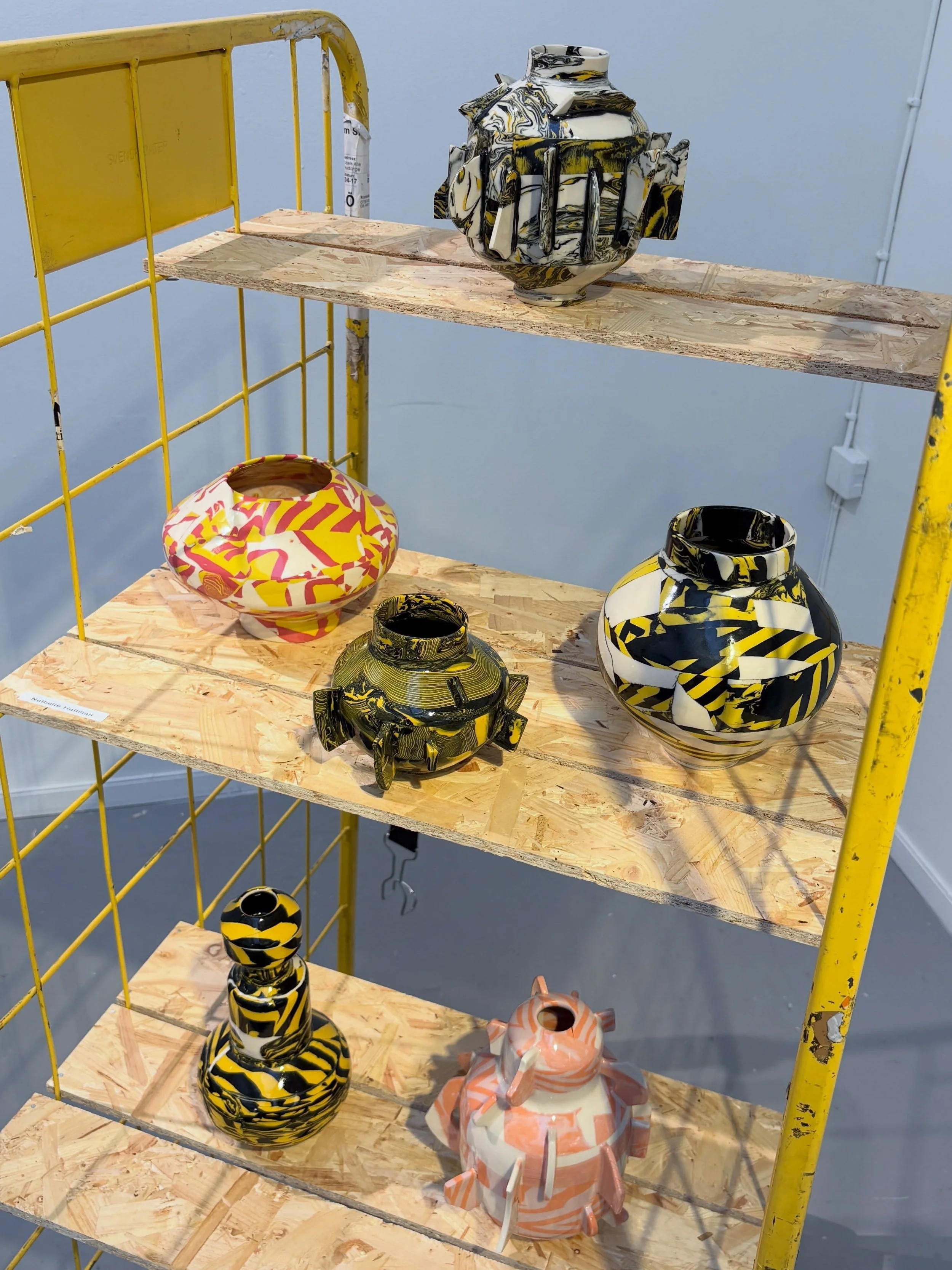 Varningen som ornament. 🛑⚠️⛔️🚧

Avsp&auml;rrningsband, v&auml;jningspliktsskyltar och s&auml;kerhetsmarkeringar &auml;r skapade f&ouml;r att styra v&aring;ra kroppar i rummet. De ber&auml;ttar var vi f&aring;r g&aring;, stanna eller h&aring;lla avs