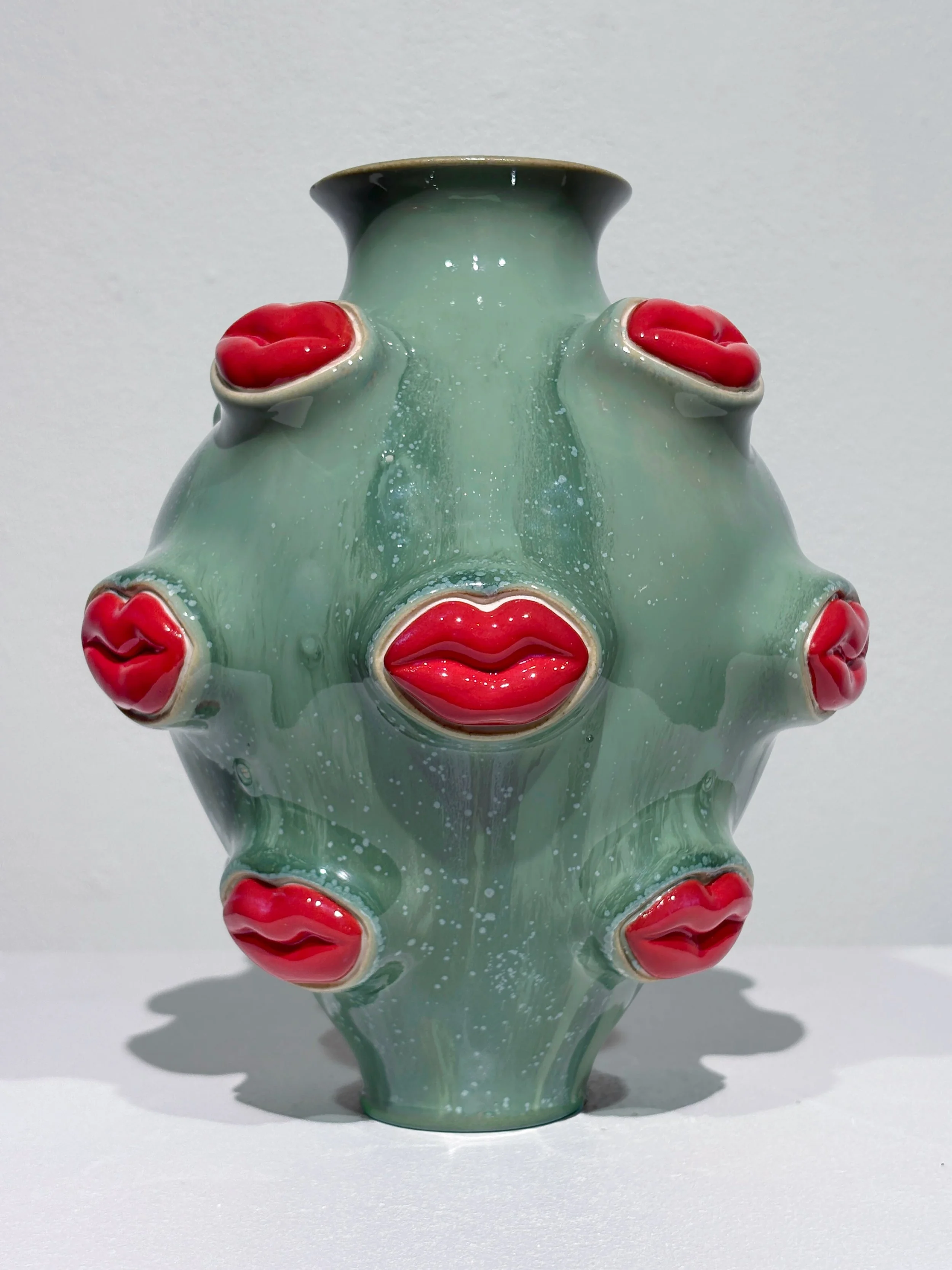 A kiss that lasts longer than the flowers.🫦

My eye and lip vases are available in a limited edition at the Moderna Museet shop on Skeppsholmen, Stockholm.