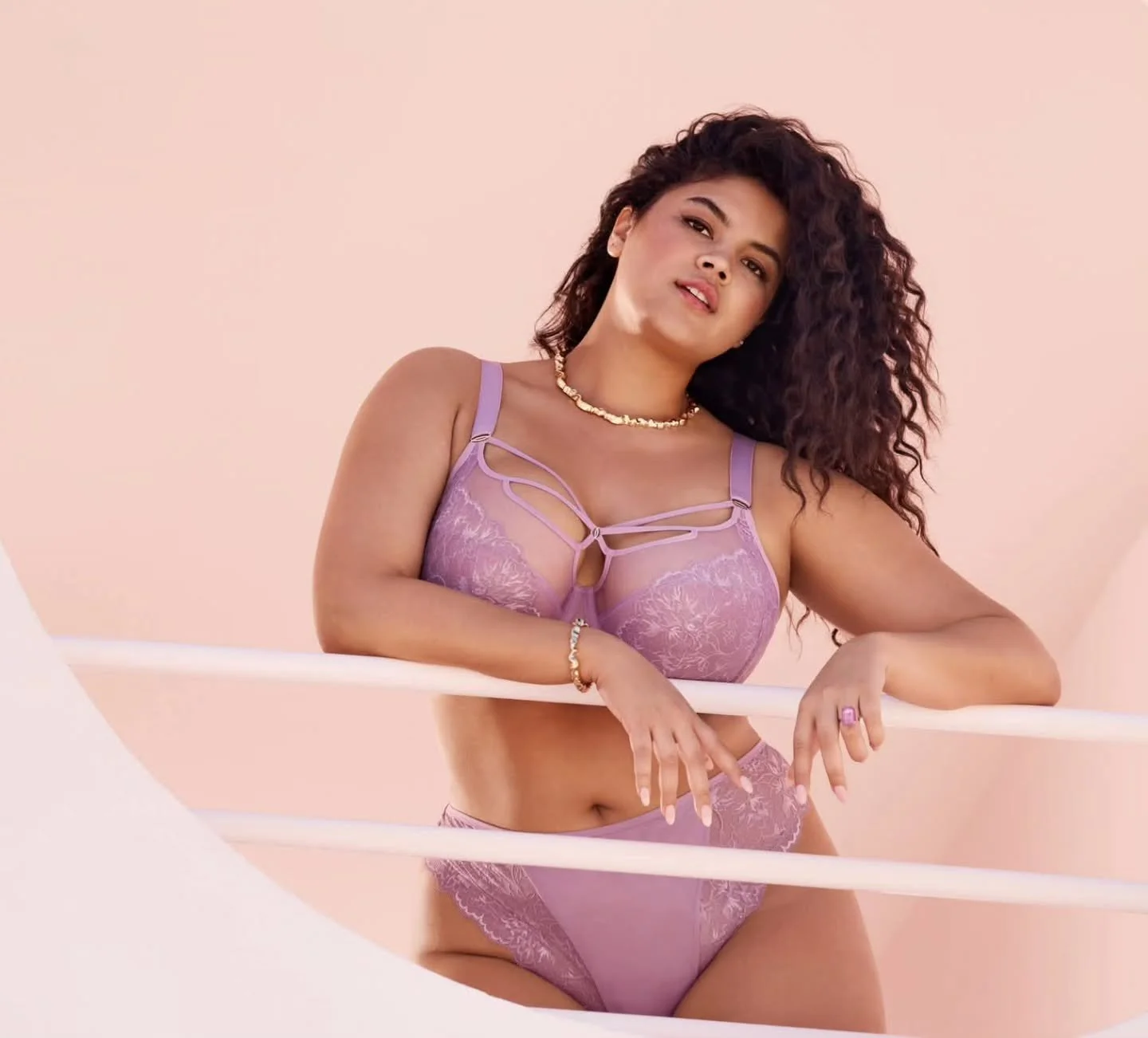 Elomin narusomisteliivin kev&auml;&auml;n v&auml;rin&auml; on laventeli 💞💞 t&auml;t&auml; l&ouml;ytyy my&ouml;s monessa muussa s&auml;vyss&auml;, tuu kattoo! Elomin valikoimaa l&ouml;ytyy E-kupista yl&ouml;sp&auml;in 👌🏻
Palvelemme t&auml;n&auml;&