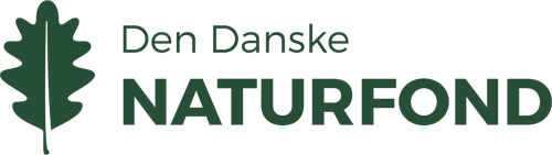 Logo for Den Danske Naturfond med en grøn træsilhuet og teksten 'Den Danske Naturfond'
