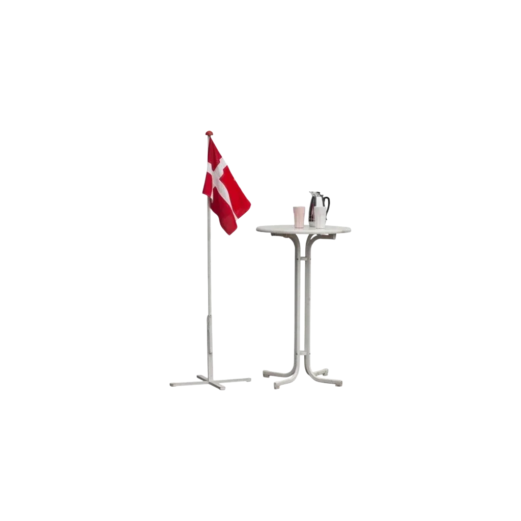 En dansk flagstang med flag, og et ophængt bord med kaffekande og kopper.