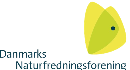 Logo med en gul sommerfugl og teksten 'Danmarks Naturfredningsforening'.
