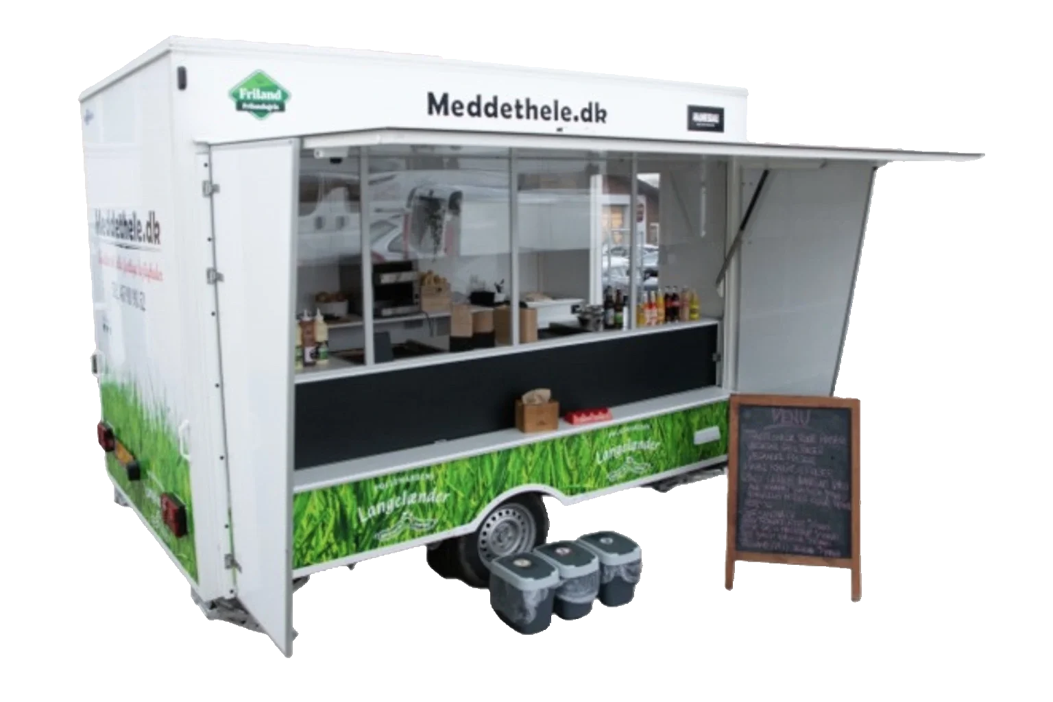 Mobil fødevarevogn med en åben serveringshylde, der viser mad og drikkevarer, og en chalkboard med dagens menu udenfor.