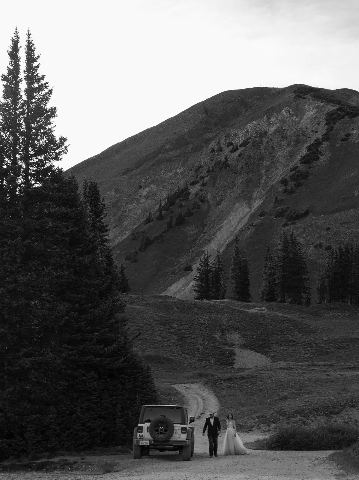 Couple heading back to their jeep in Colorado after their micro wedding ceremony in Crested Butte. Photography by Trail Magic Elopements and Micro Weddings.