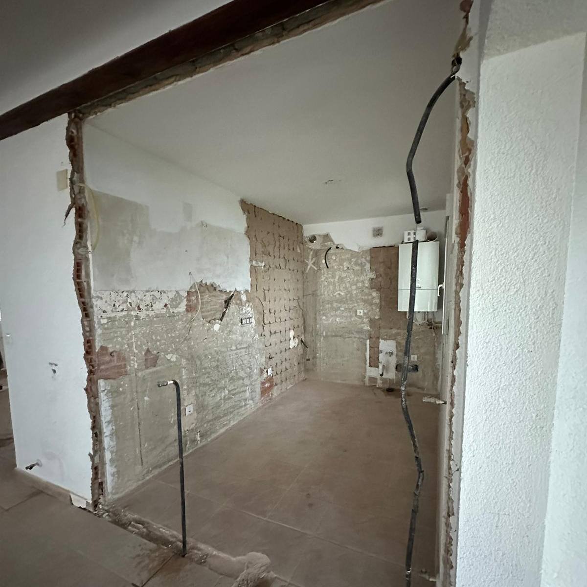 Project Xabia 

Ondertussen wordt er hard doorgewerkt aan een nieuw project. De sloopwerkzaamheden zijn begonnen! De keuken is er inmiddels uit maar er is nog wel wat werk te verrichten. Zie jij de verschillen?

#veranoliving #verbouwing #renovatie #