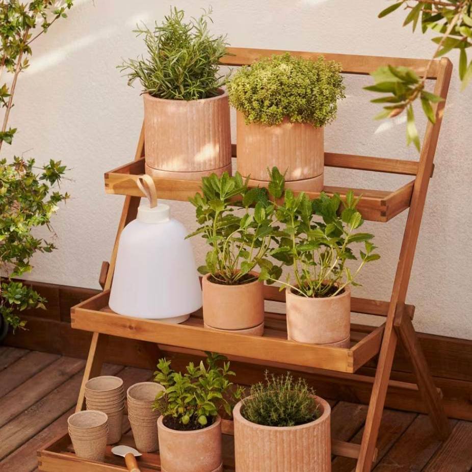 Opzoek naar accessoires voor jouw tuin? Misschien is deze tuinkast iets voor jou. Het ziet er niet alleen gezellig uit maar is ook zeer geschikt voor je verse kruiden zodat je deze altijd binnen handbereik hebt om de heerlijke gerechten te maken. 

#