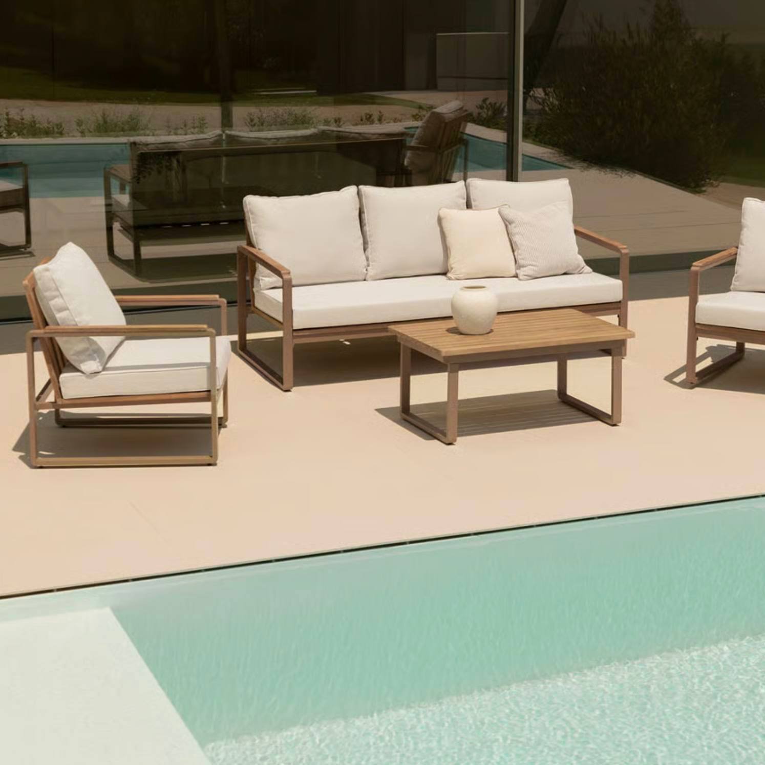 3-zits tuinbank van aluminium en acaciahout Giselle

Ontdek de 3-zits Tuinbank van Aluminium en Acaciahout Giselle! Dit fantastische stuk is perfect om in je tuin, op je veranda of terras te plaatsen. De materialen zijn een schot in de roos, omdat ze