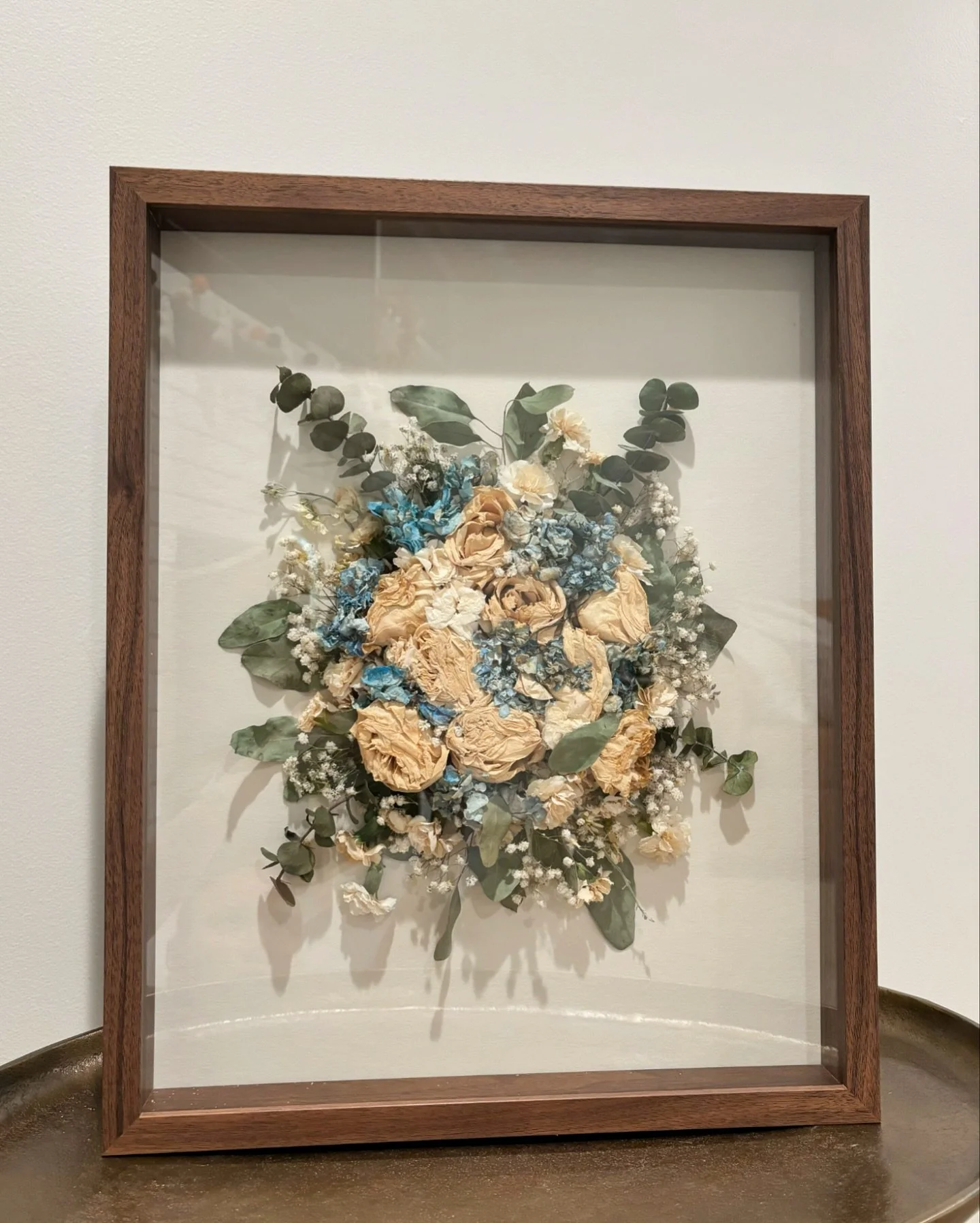 A shadow box design like no other! 🖼️ Which orientation suits your style &mdash; vertical or horizontal? Share your thoughts in the comments! 

#flowerpreservation #shadowbox #floraldesign #floralart #floralpreservation #bridalbouquet #shadowboxart