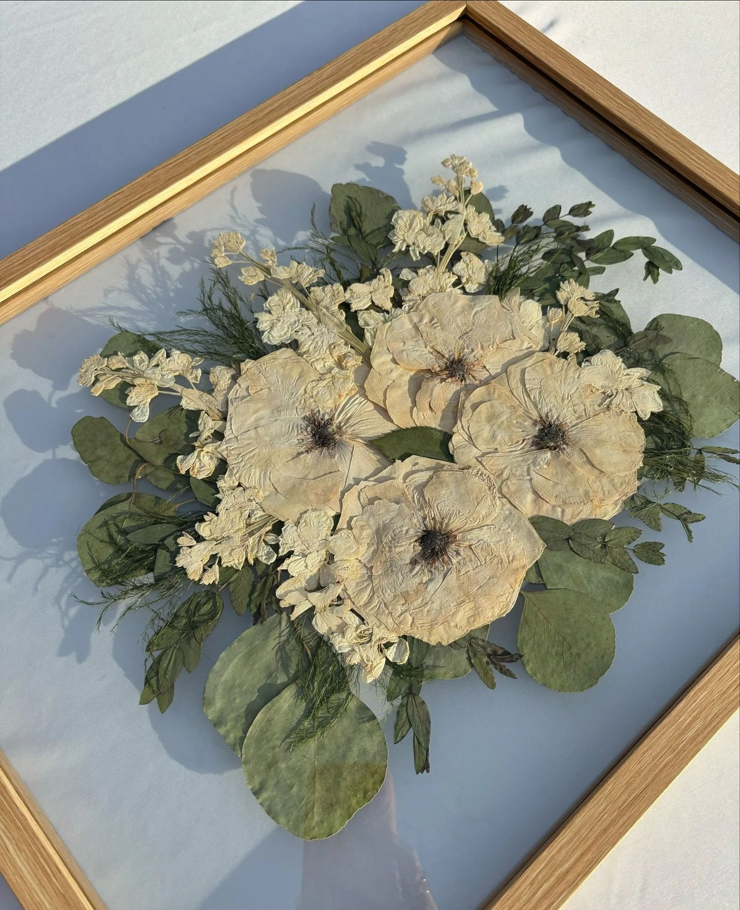 Celebrating the first snow fall of the season with timeless white preserved blooms. 🤍

#floralart #flowerpreservation #pressedflowers #floraldesign #preservedflowers #flowerart #preservation