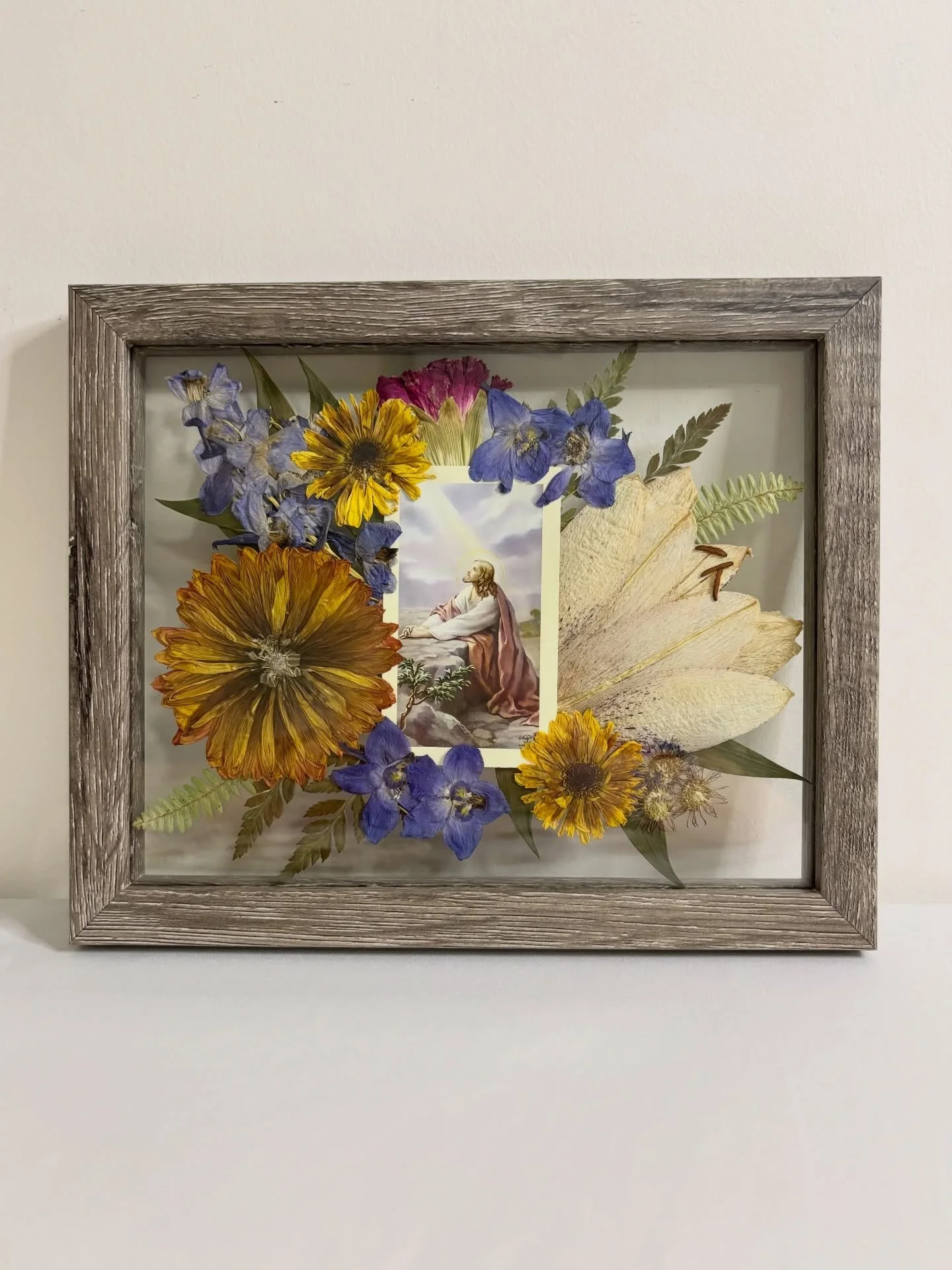 In honor of a life well-lived. ⛅️

#flowerpreservation #pressedflowerart #pressedflowers #pressedflorals #floralpreservation