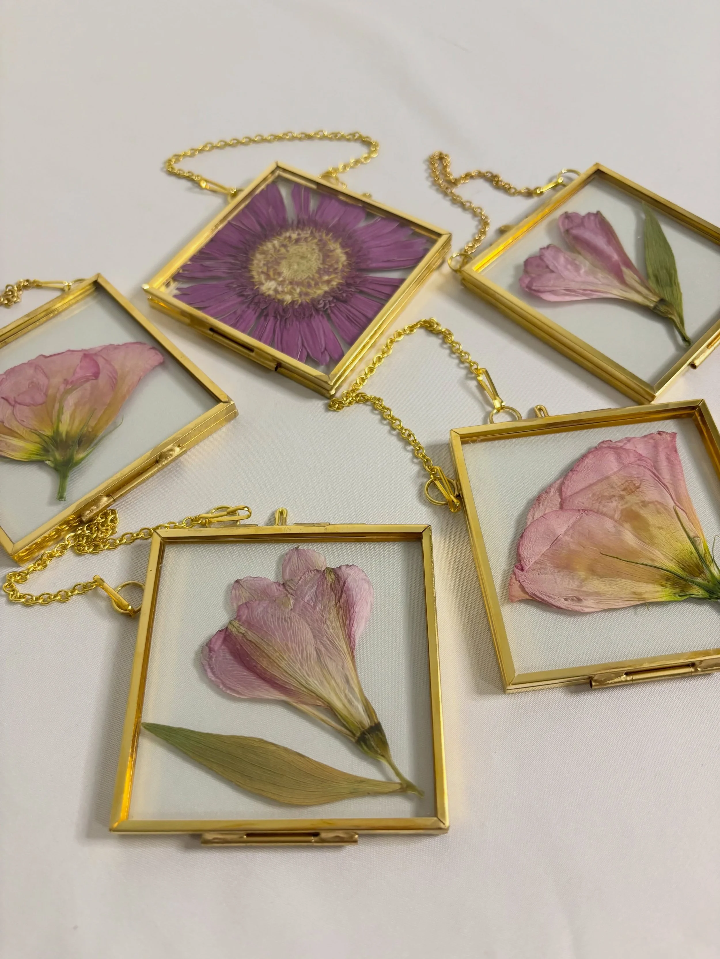 Ornaments have really increased in popularity lately! 🤗 They certainly are nice when you want a smaller keepsake to cherish. 

#ornaments #pressedflowerart #pressedflowers #pressedflowerornaments #flowerpreservation