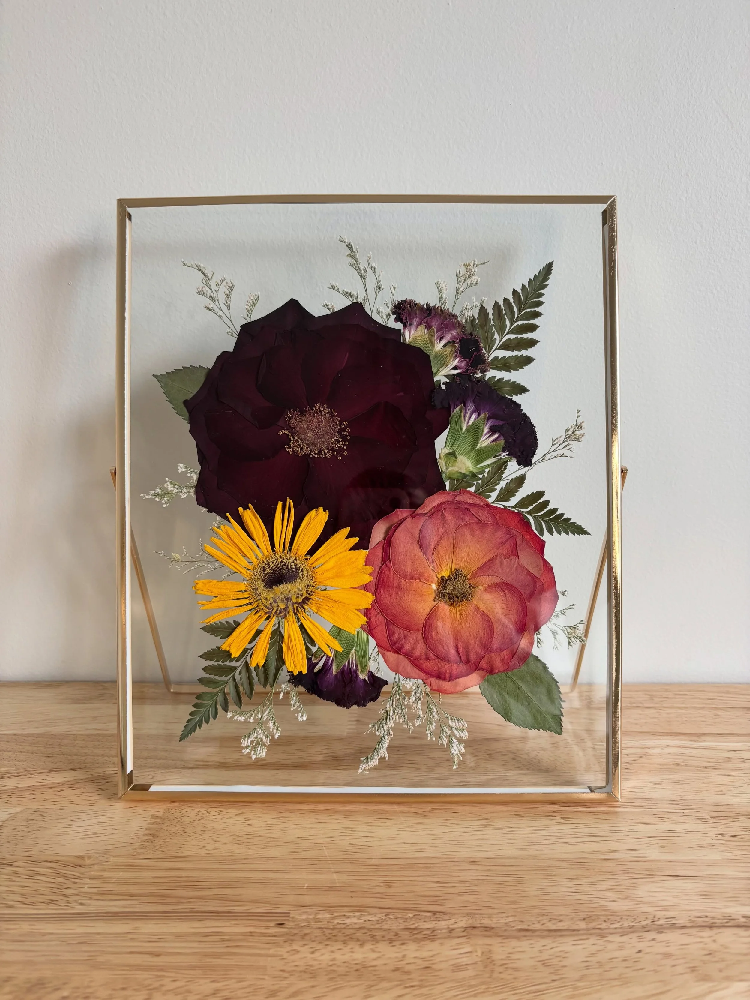The sun is shining, the flowers are blooming, and these pressed frames are too pretty not to share. ☀️ Happy Friday, friends!

#pressedflowerart #pressedflowers #flowerpreservation #floralart #smallbusiness