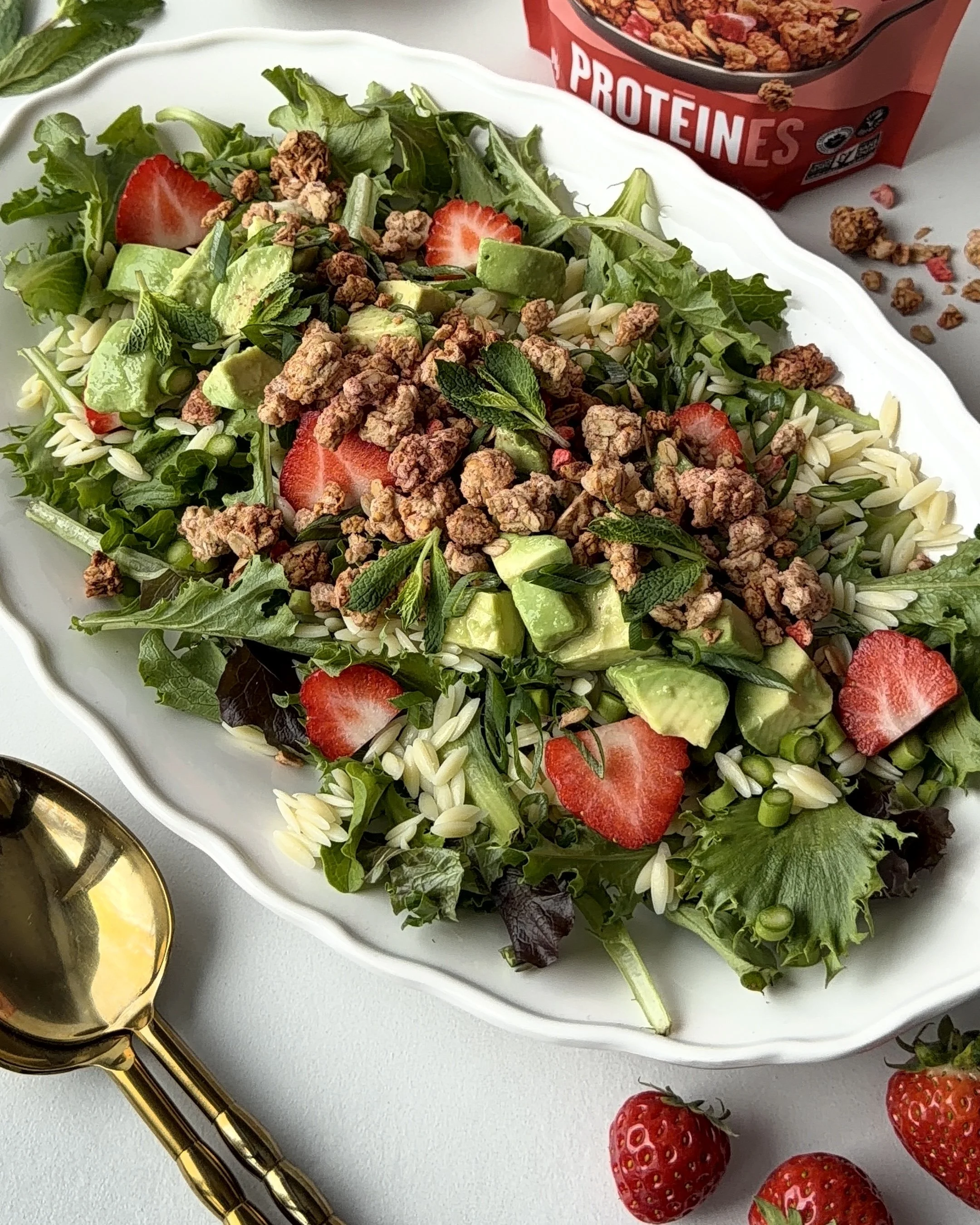 Salade fraises, avocats &amp; granola