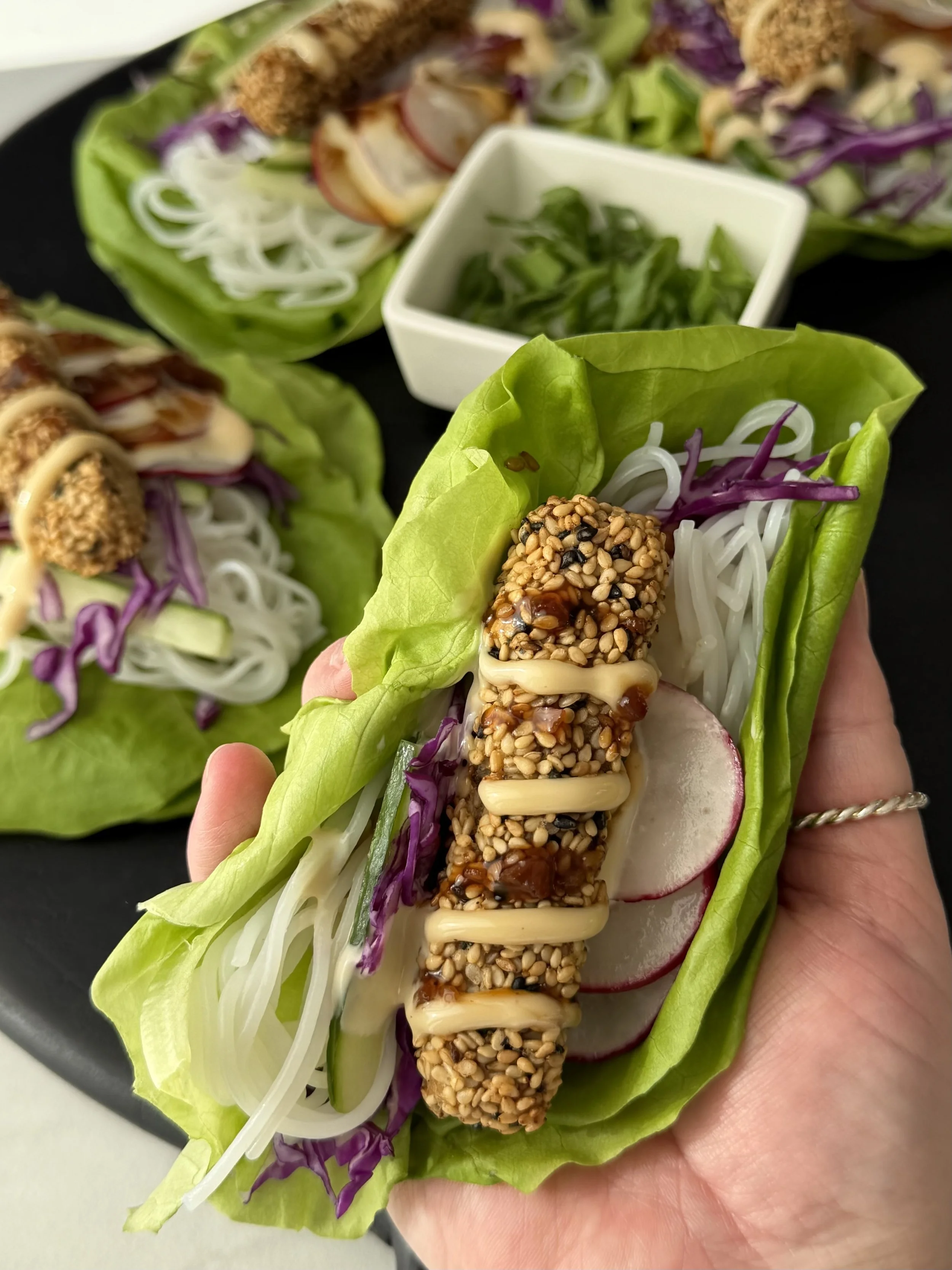 Wraps de laitue au tofu en croûte de sésame