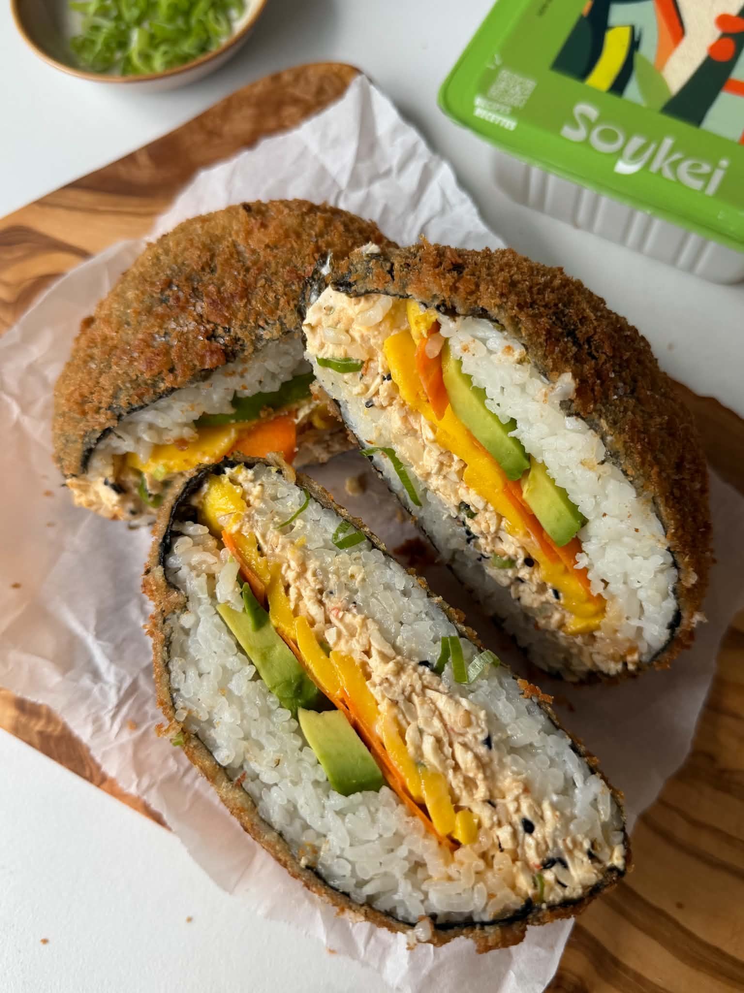 Sushi sandwich frit au tofu épicé