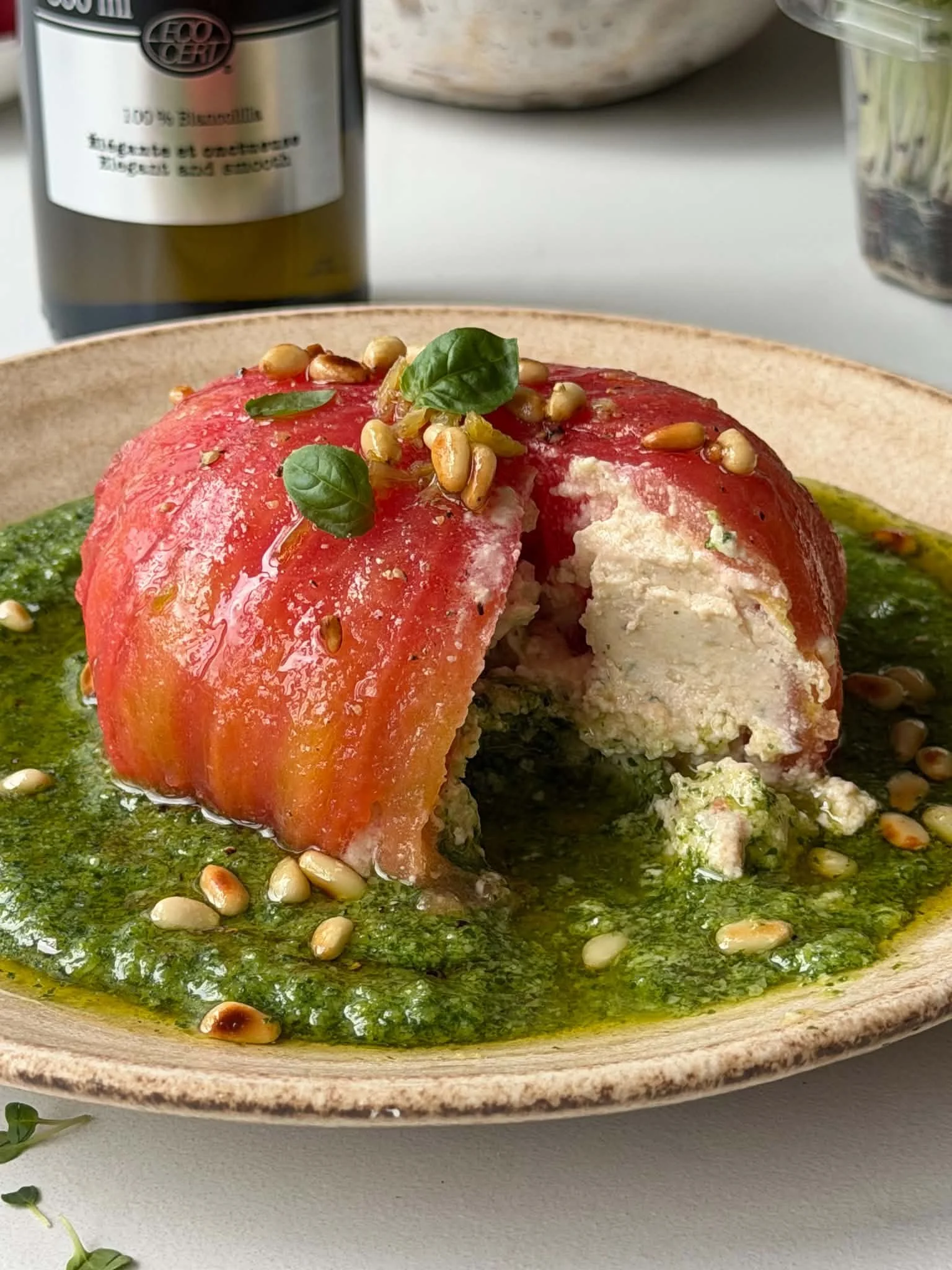Tomate entière farcie au « fromage »