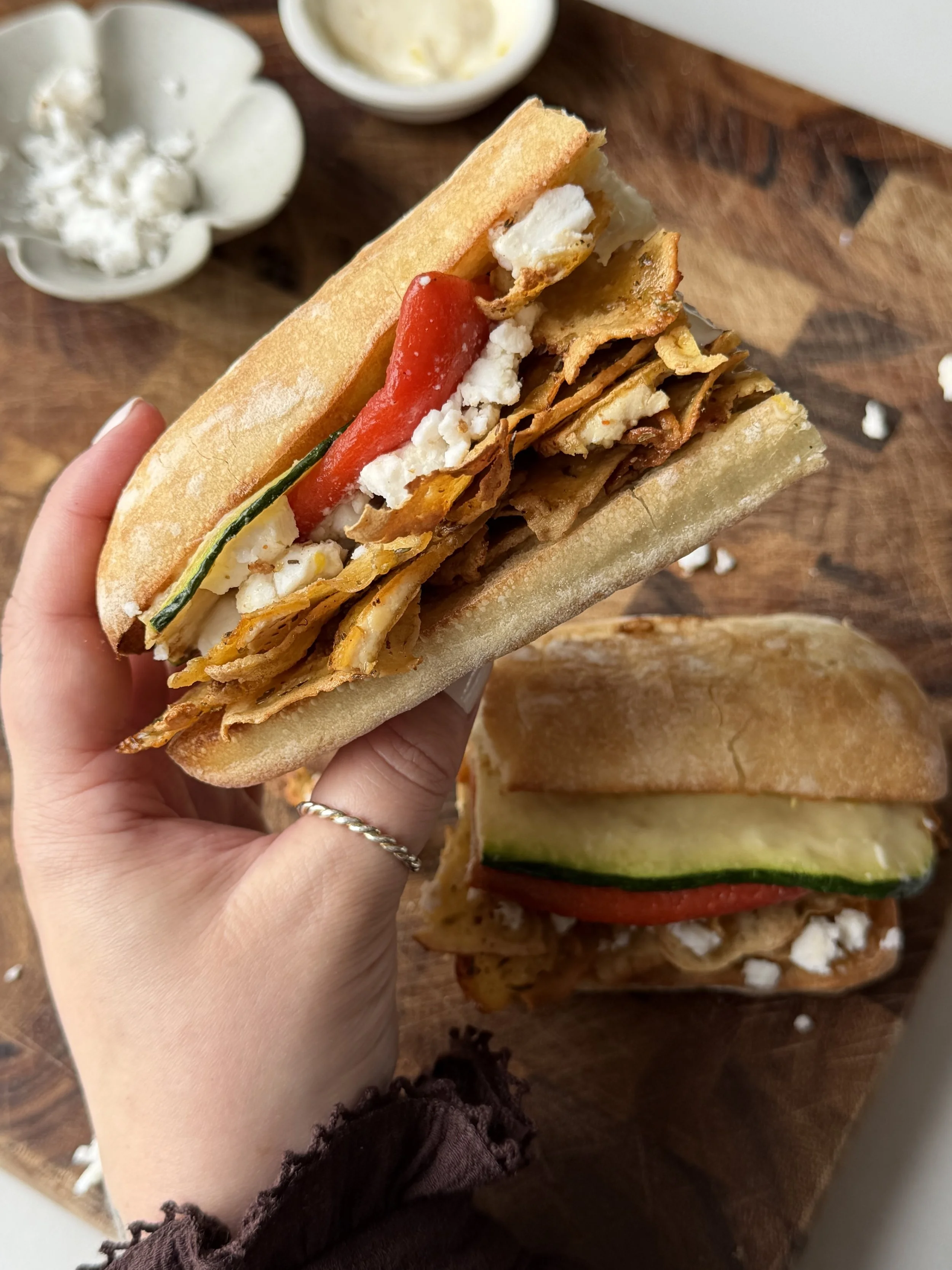 Sandwich au tofu tranché et légumes grillés