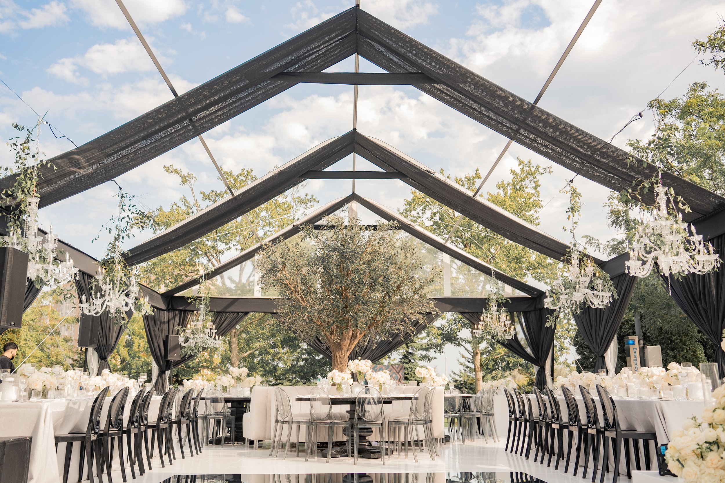 Barn Wedding vs Tent Wedding: Which Outdoor Wedding Style Is Right for You?