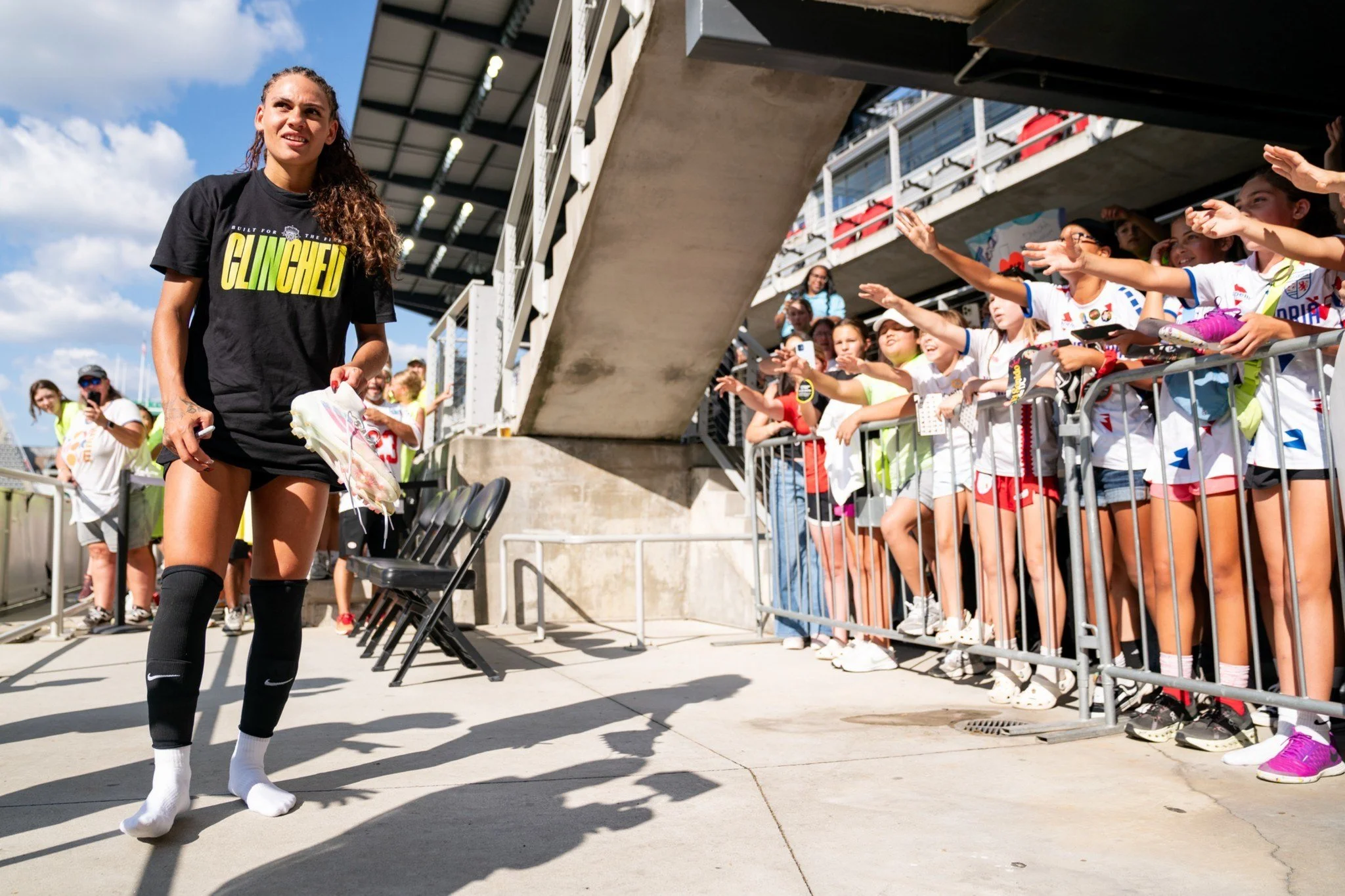 Field Notes for @trinityrodman postgame with fans. Swipe to see how the image came together and the RAW vs. Final at the end.
As always I appreciate @cortneylesovoy for the idea and inspiration on this format. Check her out for more post like this.