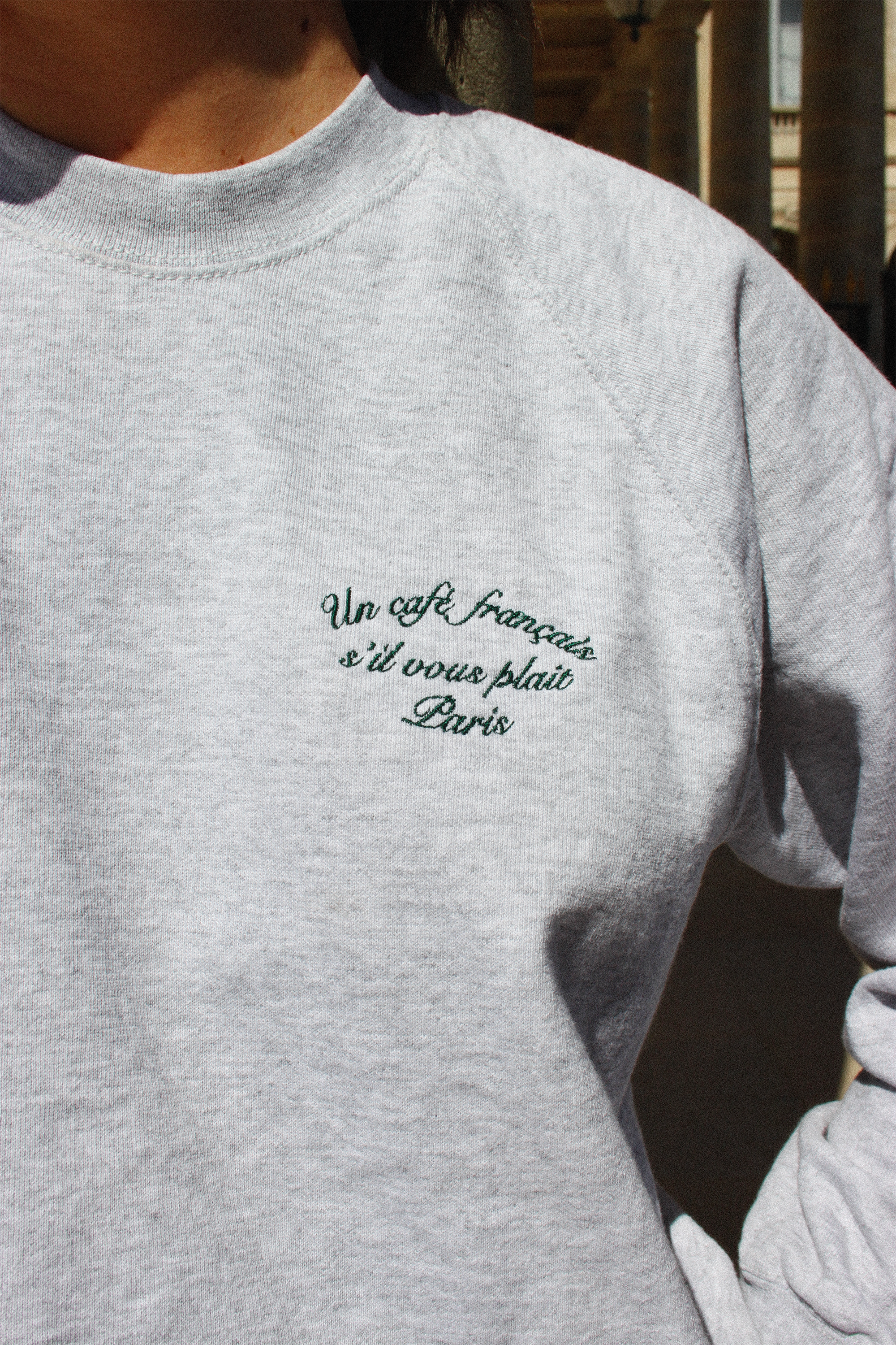 Sweatshirt brodé un café s'il vous plait .png
