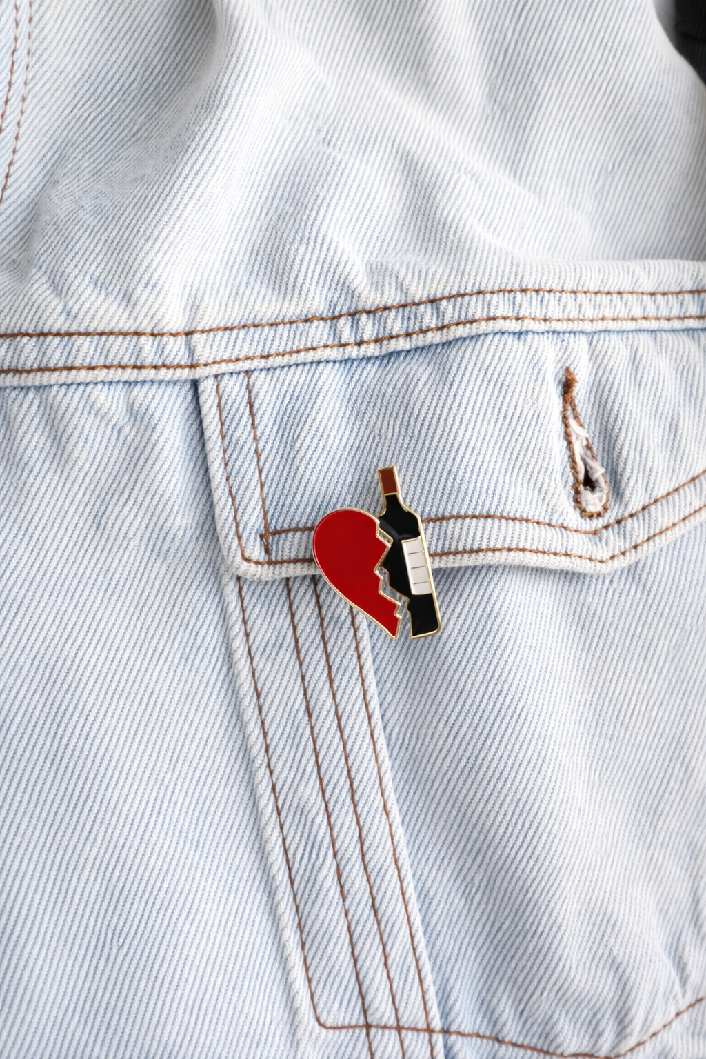 PINS COEUR BRISE BOUTEILLE DE VIN.png