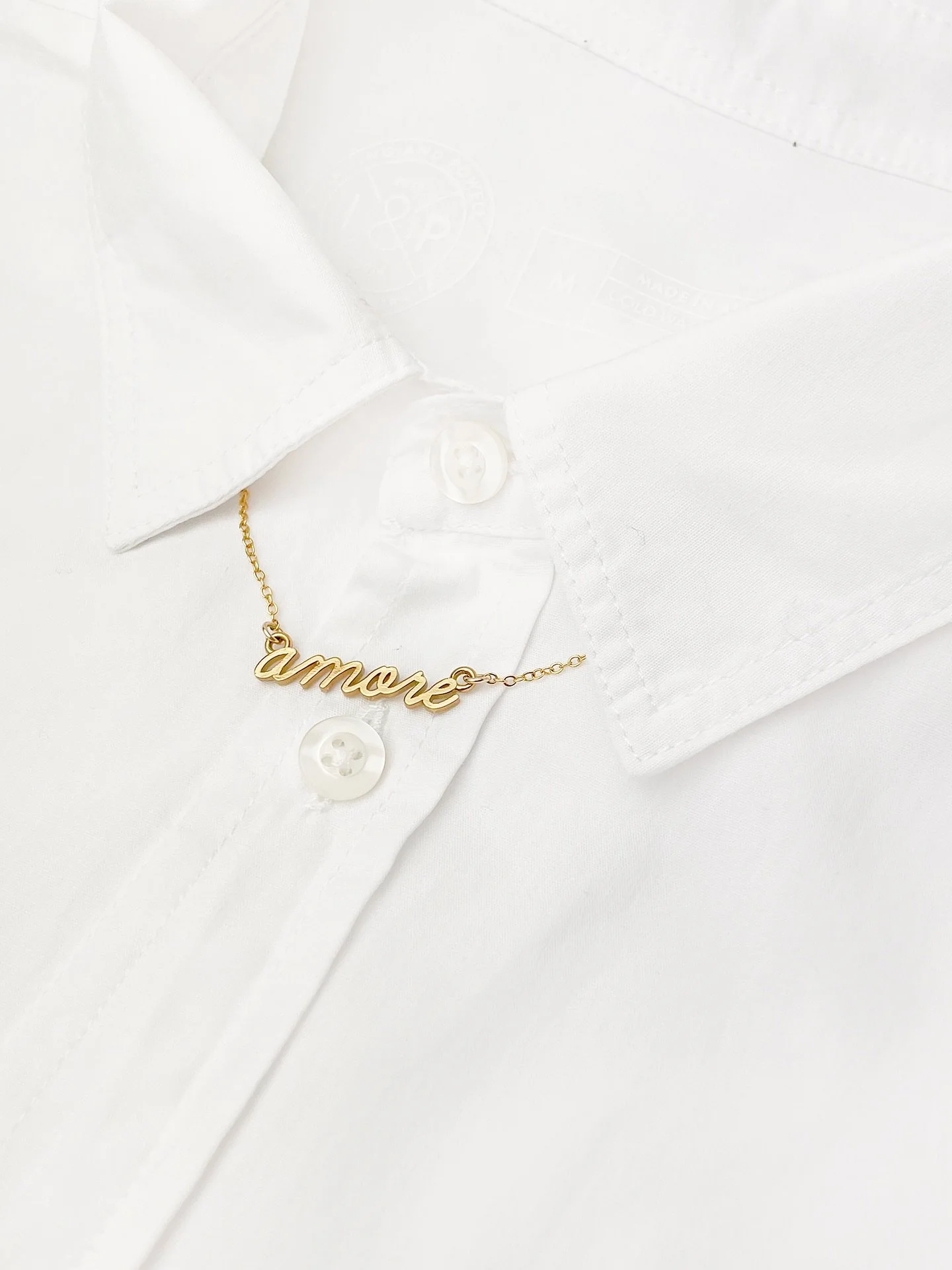 Le collier en or amore ⚜️🌟

Chaque collier est fabriqu&eacute; &agrave; la main, en France, dans des ateliers o&ugrave; l&rsquo;excellence est une &eacute;vidence. 
Une pi&egrave;ce pr&eacute;cieuse, mais accessible, &agrave; l&rsquo;image de ma vis