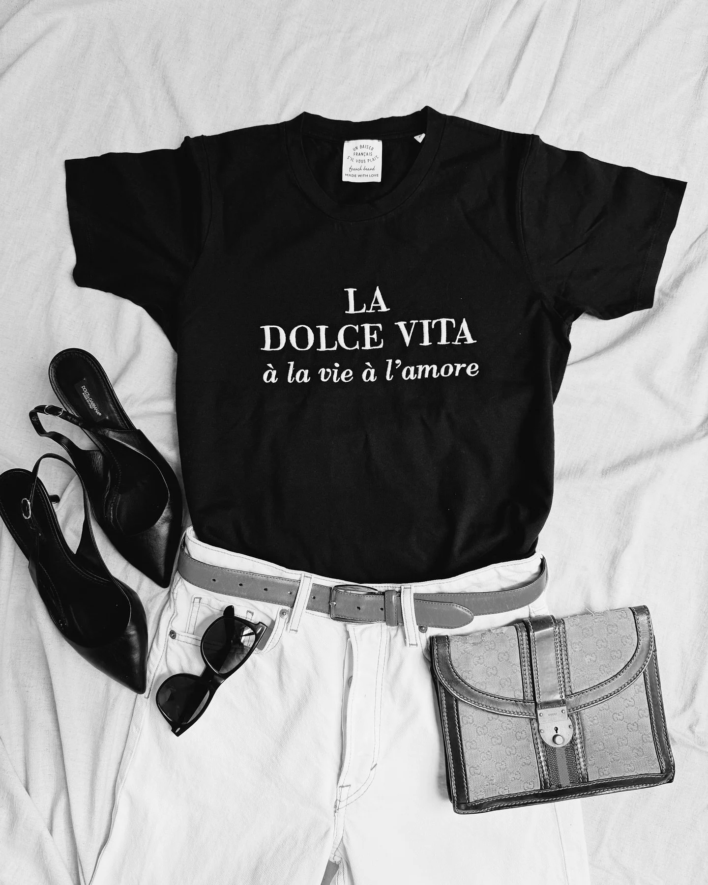 🖤🤍

T-shirt marine brod&eacute; La Dolce Vita #unbaiserfrancaissilvousplait 
Jean #hm
Slingback #dolcegabanna 
Pochette #guccivintage 
Lunettes de soleil #raybanwayfarer 
Ceinture #vintageaccessories