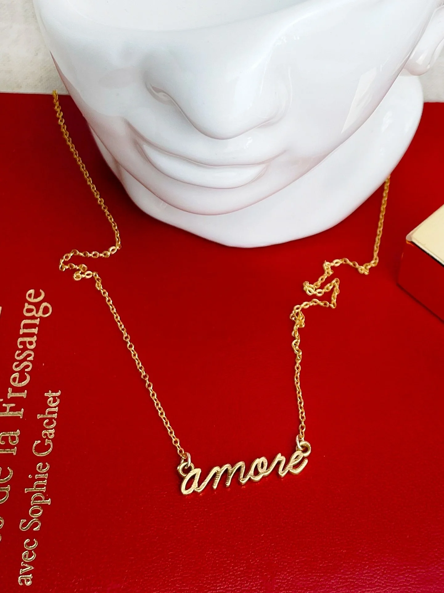 Mettez de l&rsquo;amore dans votre vie, mais surtout autour de votre cou.

Ce bijou est une &eacute;vidence.
Chaque collier est fabriqu&eacute; &agrave; la main en France, en or fin 24 carats ✨

L&rsquo;id&eacute;e de cadeau pour No&euml;l qui en s&e