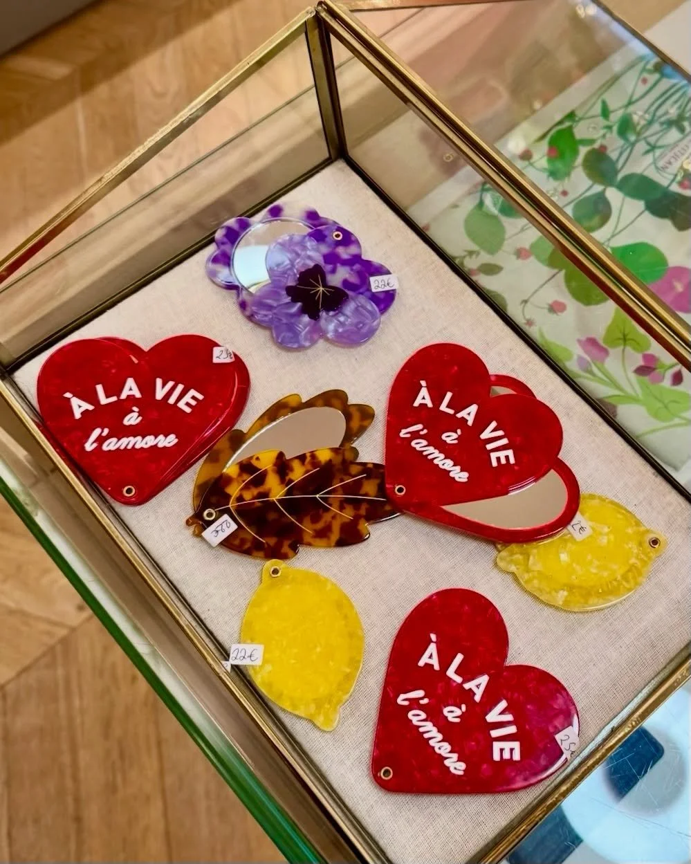 Une s&eacute;lection de produits de ma marque @unbaiserfrancaissilvousplait est disponible exclusivement chez @louvreuse Paris. La boutique est situ&eacute;e au coeur de la @galerievivienne ✨

📮Et si vous souhaitez d&eacute;couvrir la collection com