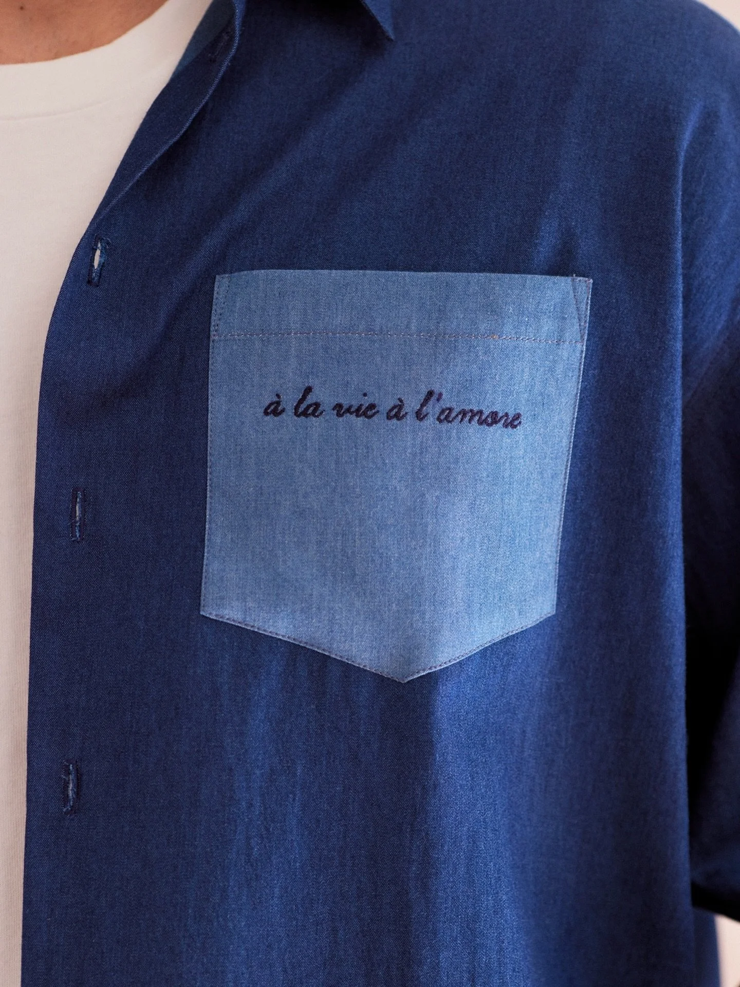 Le d&eacute;tail rend unique cette chemise, sa broderie &agrave; la vie &agrave; l&rsquo;amore 💙

Acheter une chemise Toscane c&rsquo;est faire travailler des petits ateliers en France, des mod&eacute;listes, des fa&ccedil;onniers, des couturiers&he