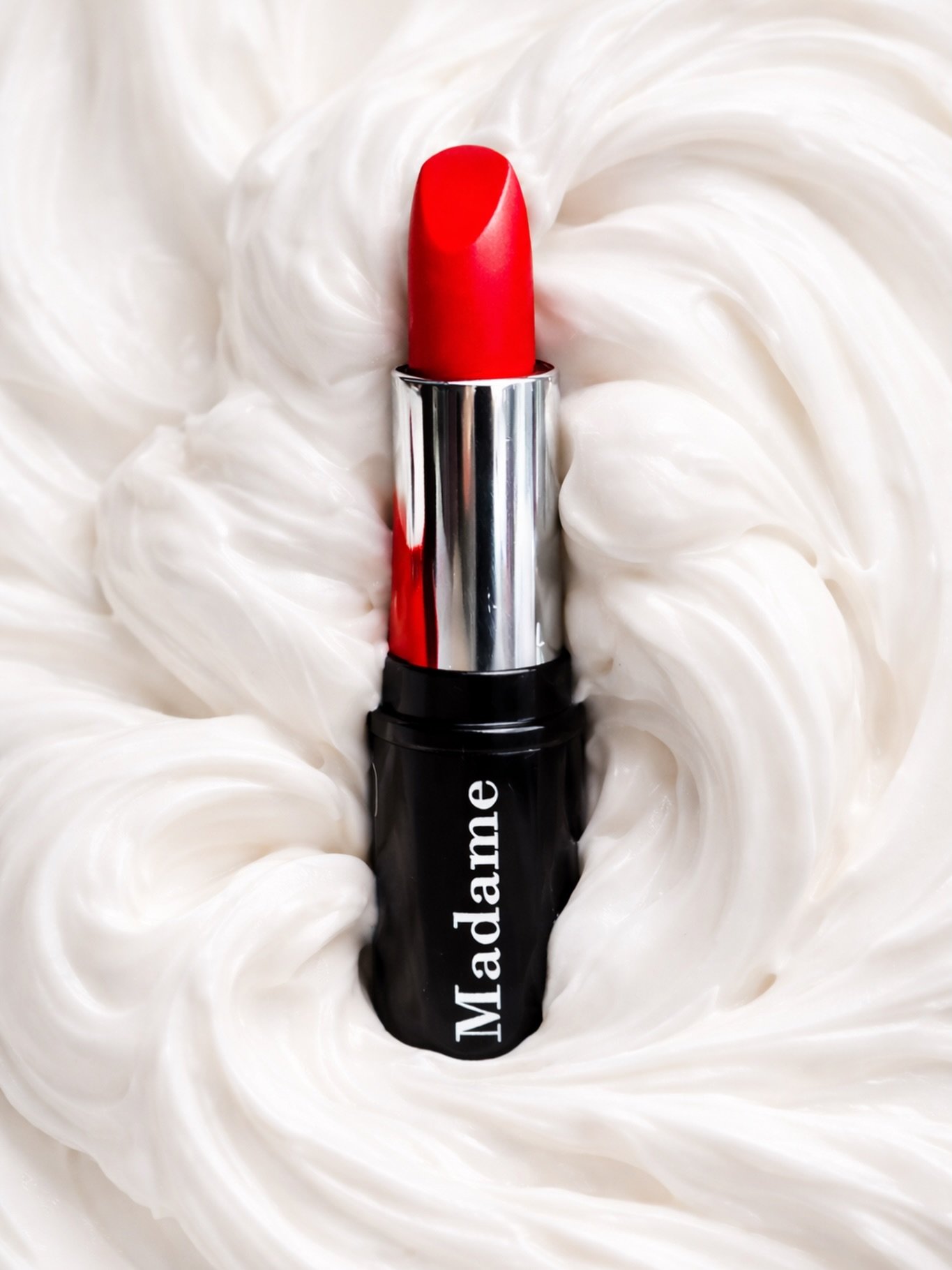 💋 Madame Un baiser iris&eacute; s&rsquo;il vous pla&icirc;t

Un rouge qui habille. Cr&eacute;meux. Un rouge qui s&eacute;duit. Satin&eacute;. Un rouge qui se savoure. Irr&eacute;sistible.
 Cr&eacute;meux, satin&eacute;, 95 % d&rsquo;ingr&eacute;dien