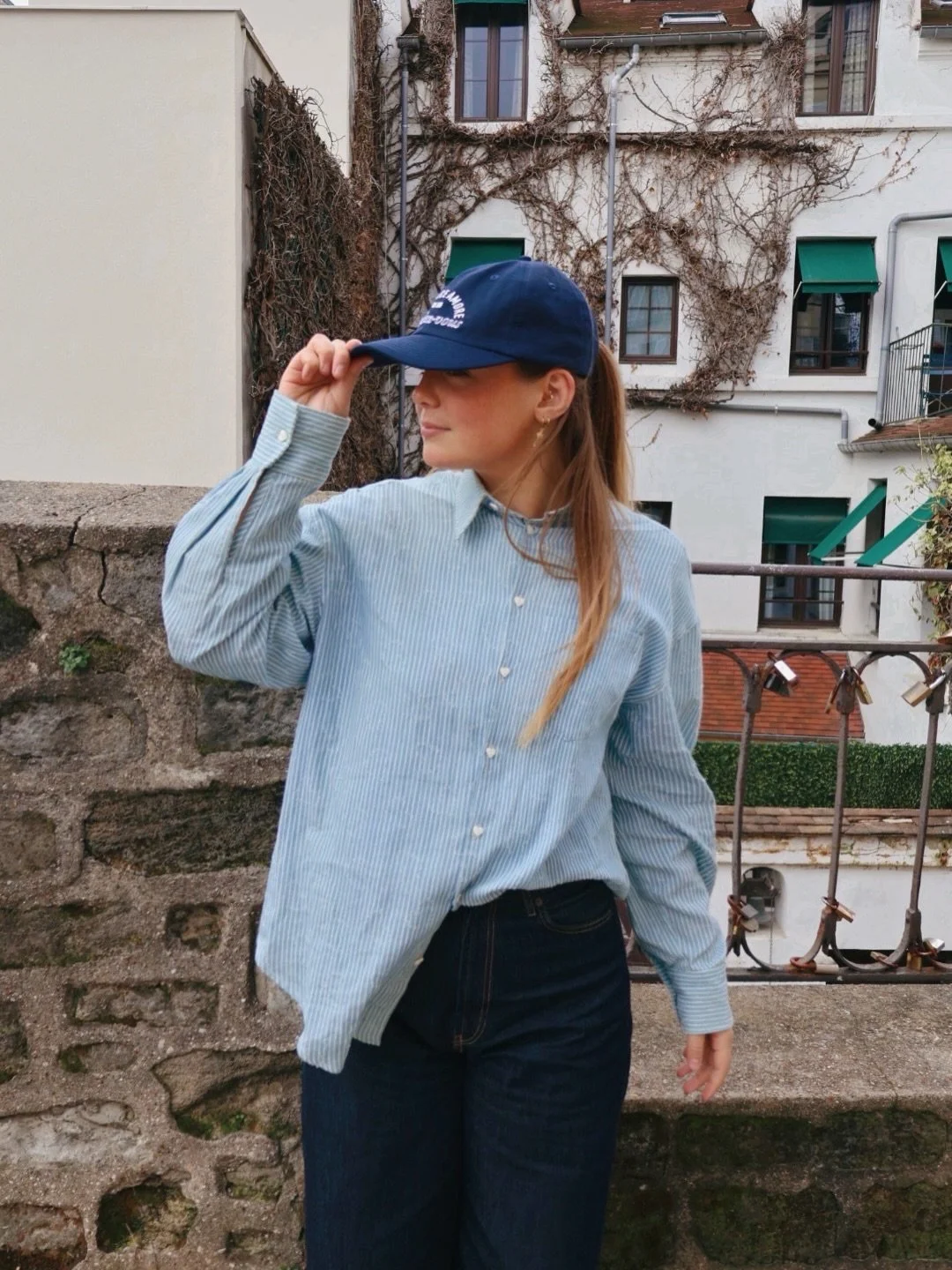 La chemise 🤍 Bella @romamoreamore &amp; le casquette brod&eacute;e @unbaiserfrancaissilvousplait 
Le combo parfait &agrave; porter en ce moment pour fl&acirc;ner et d&eacute;couvrir les Rue de Paris 📍